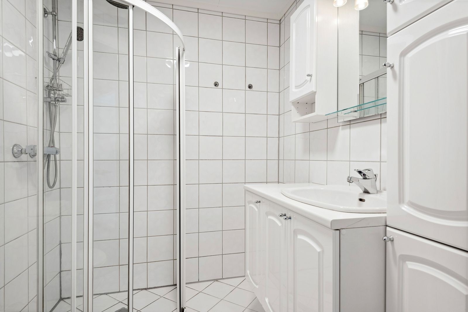 Badet inneholder eller dusj, wc og servant. Galleribilde