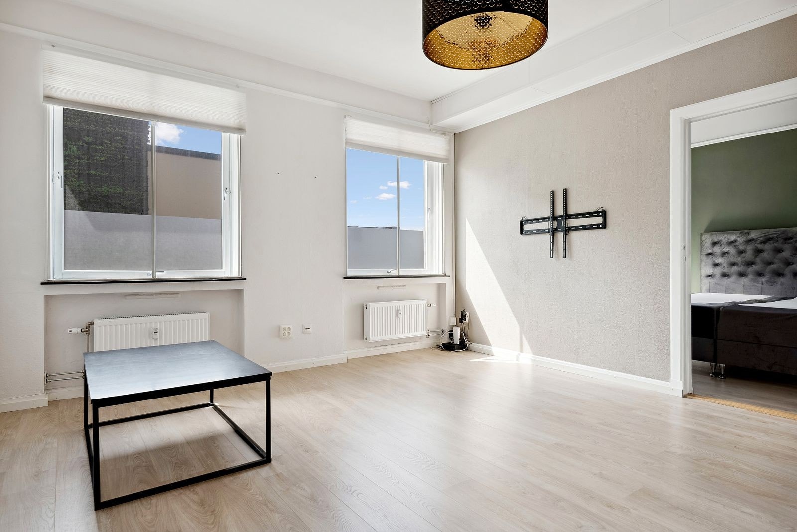 Lys og pen stue med god plass til ønsket møbler. Galleribilde