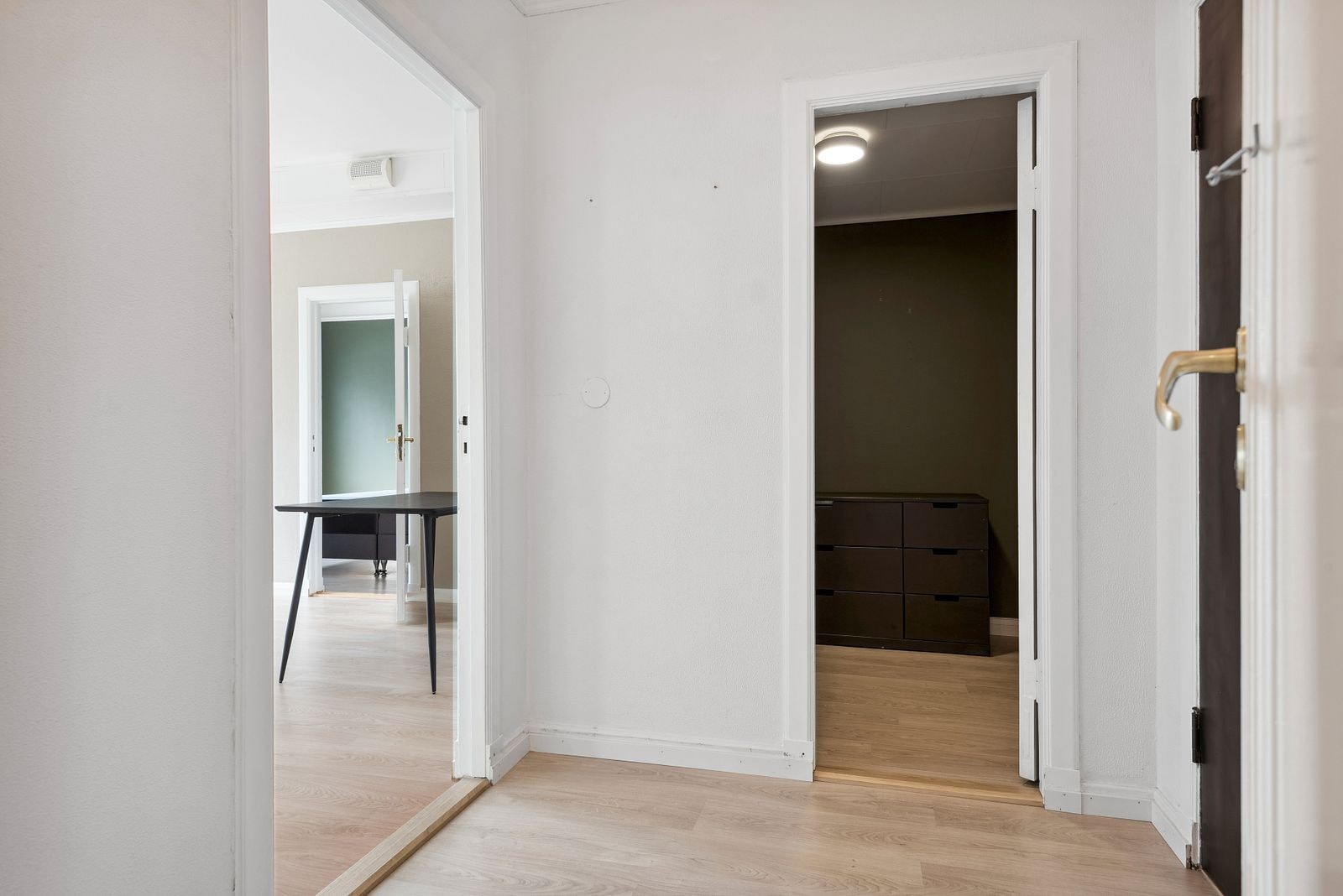 I inngangspartiet er det egen bod som er innredet som walk-in garderobe. Galleribilde
