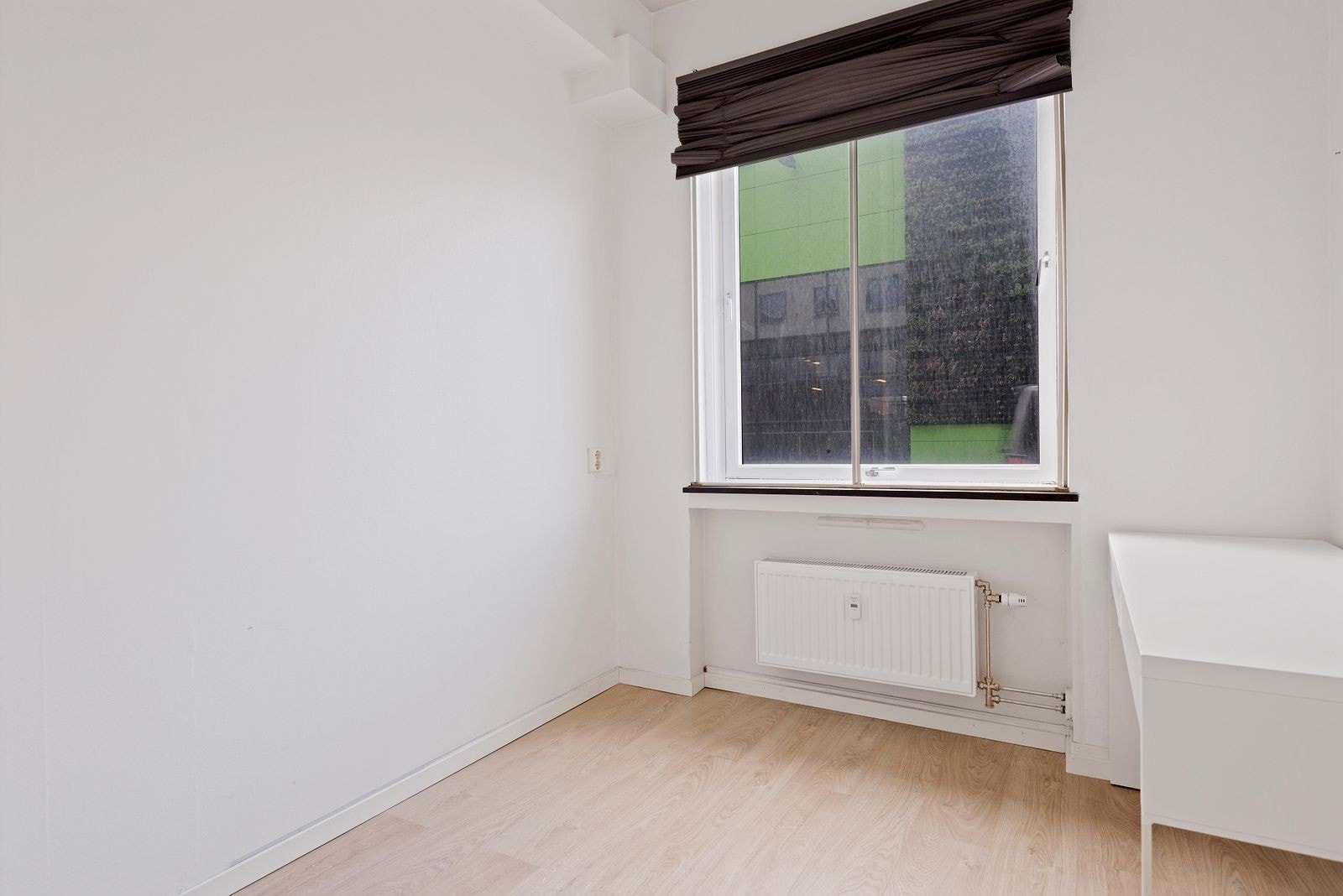 Soverom 2 er litt mindre og er møblert med skrivebord. Galleribilde