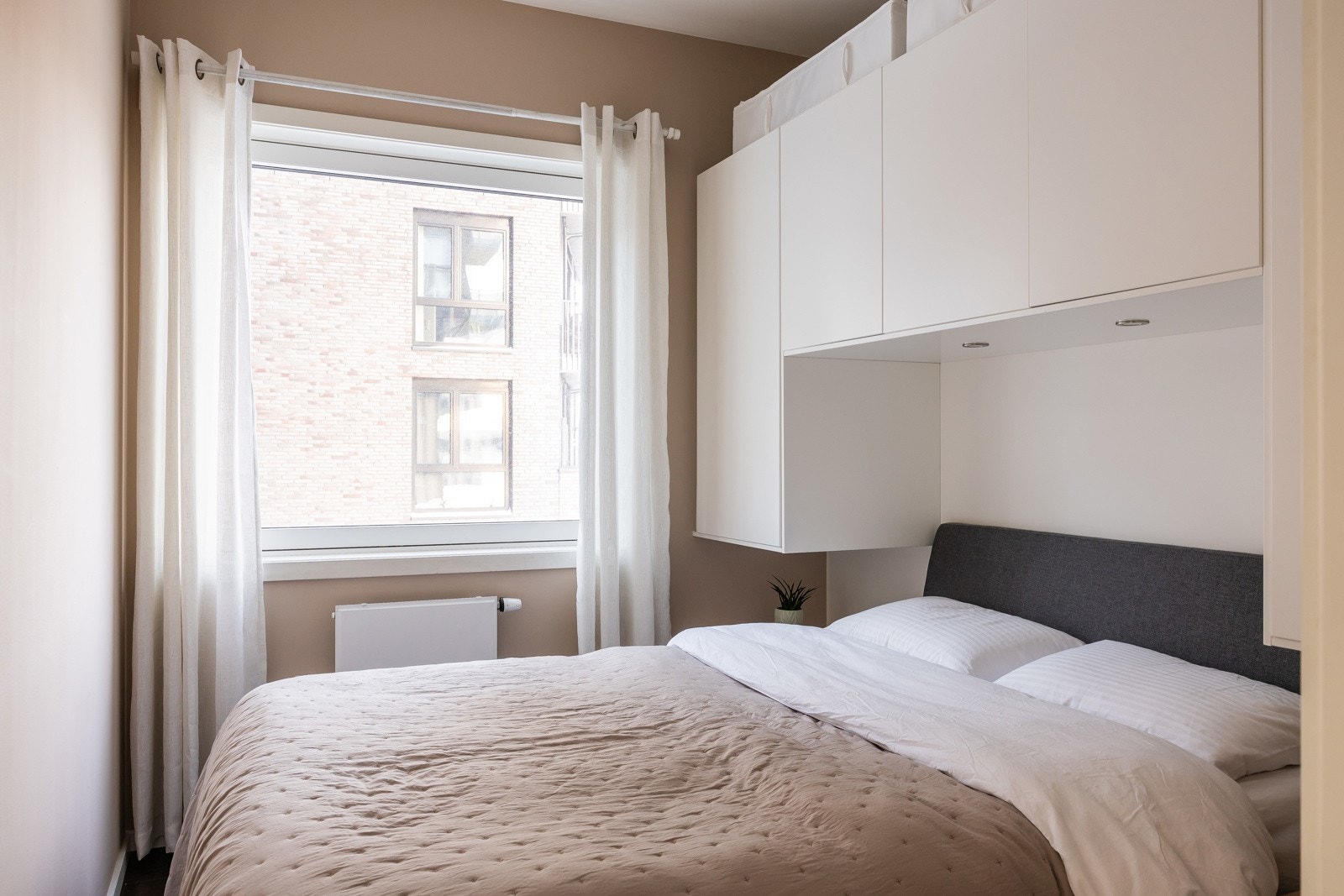 Boligens andre soverom er utstyrt med vegghengt skap, samt stikkontakt og downlights levert som tilvalg. Galleribilde
