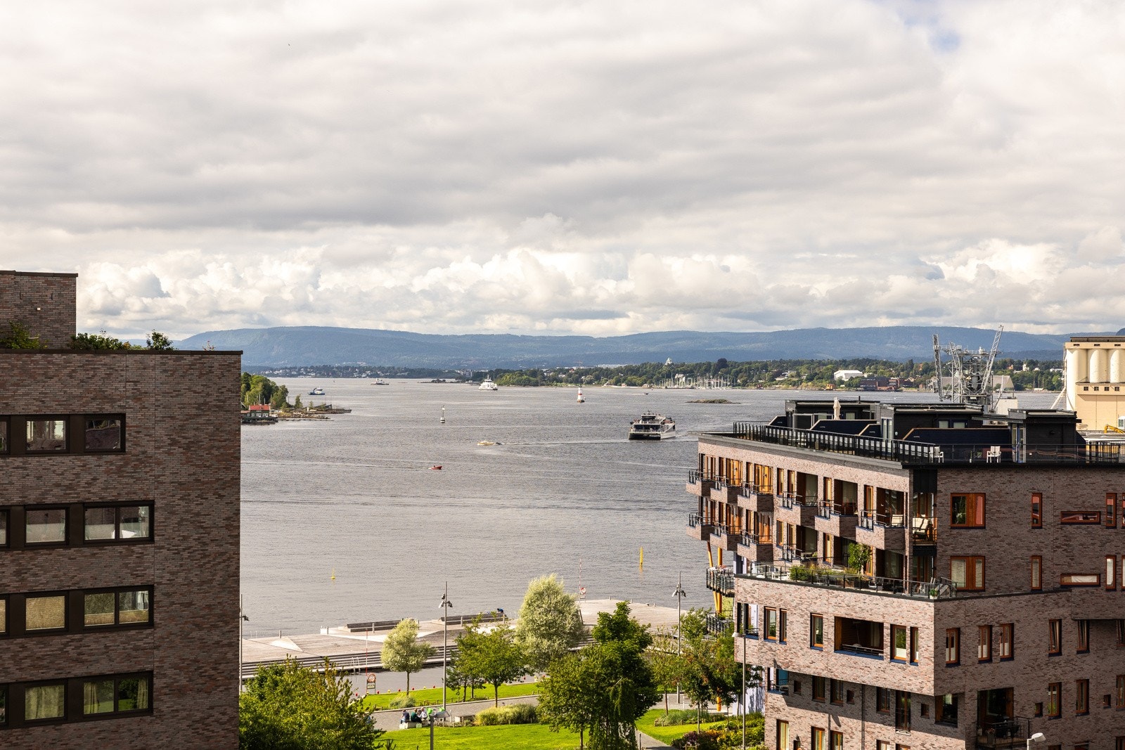 Vidstrakt utsikt fra sameiets takterrasse. Galleribilde