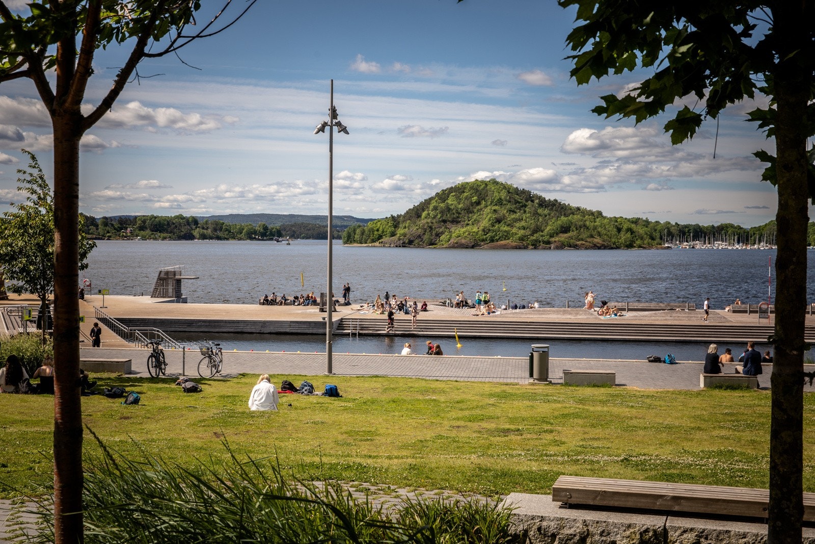 Flott badeplass ytterst på Sørenga. Her er det både strand og bryggeanlegg. Galleribilde