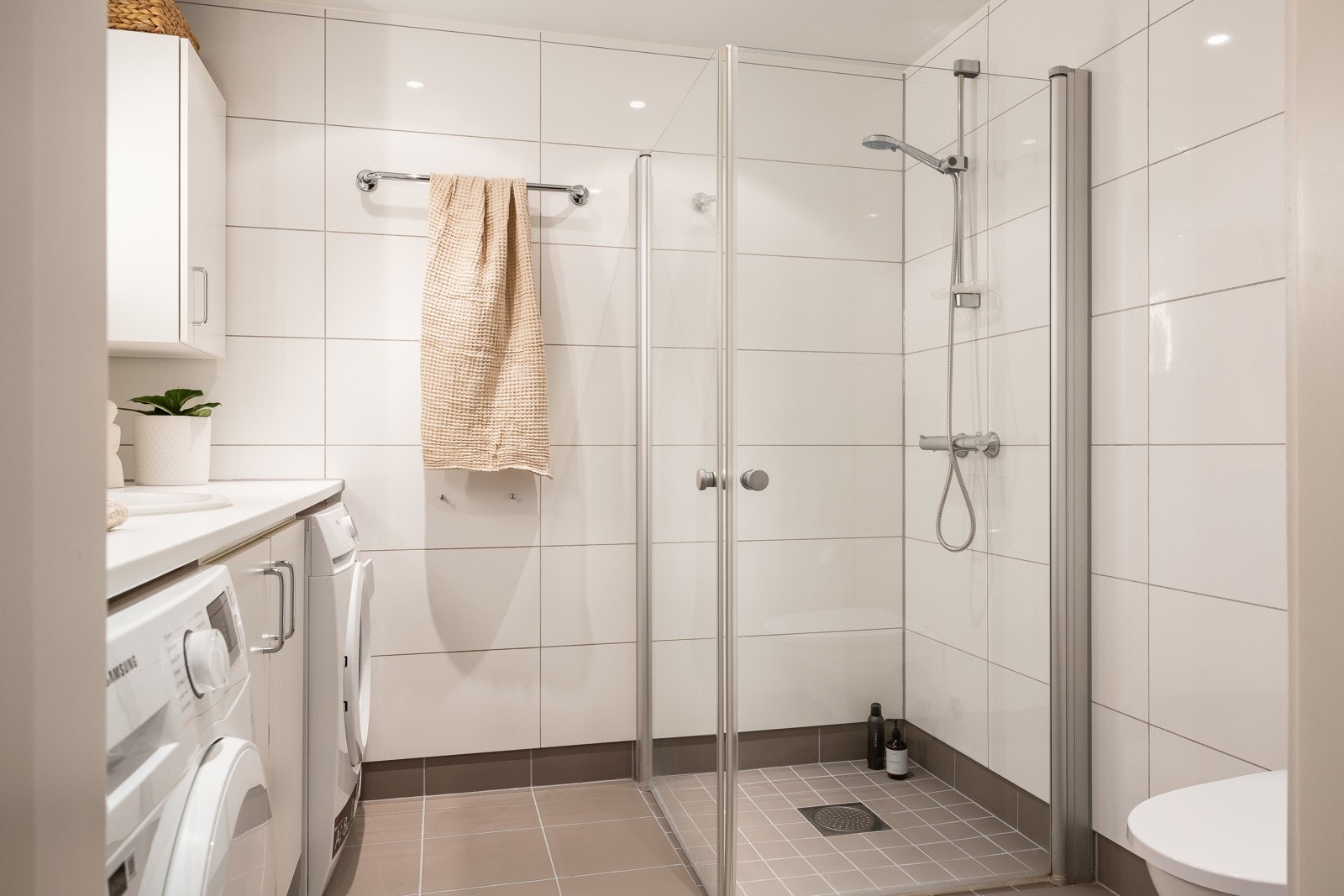Innredningen består av benkeplate med nedfelt servant og underskap som gir gode oppbevaringsmuligheter. Videre er det tilrettelagt med praktisk nisje for vaskemaskin, noe som bidrar til en effektiv og ryddig romløsning. Galleribilde