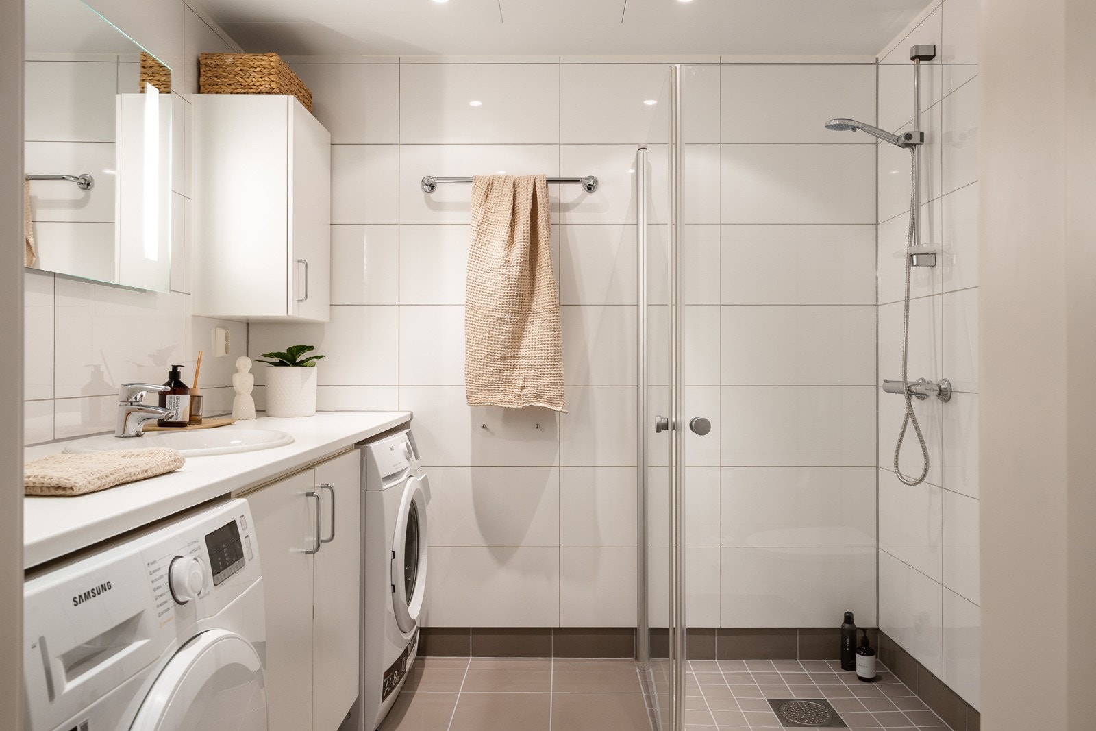 Delikat og tidsriktig baderom med behagelig gulvvarme og downlights i himling. Badet er funksjonelt og gjennomført, med innfellbare dusjdører som gir en god og plassbesparende dusjløsning, samt vegghengt toalett. Galleribilde