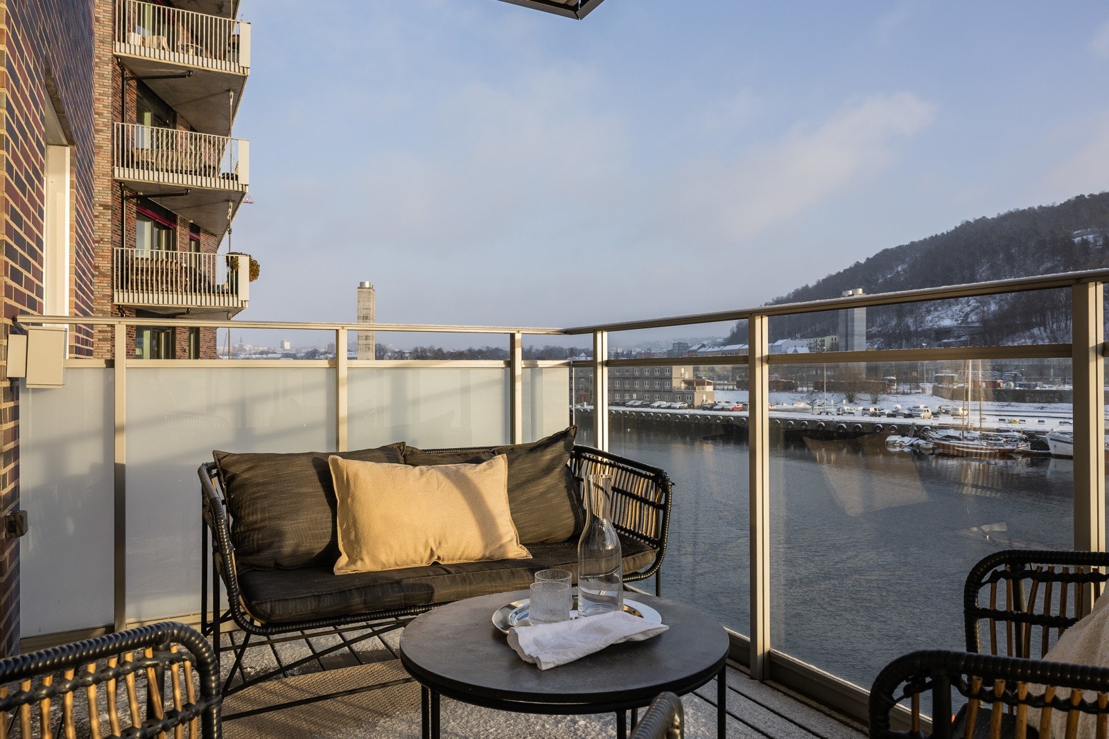 Her er det god plass til sittegruppe og grill (gass/elektrisk). Galleribilde