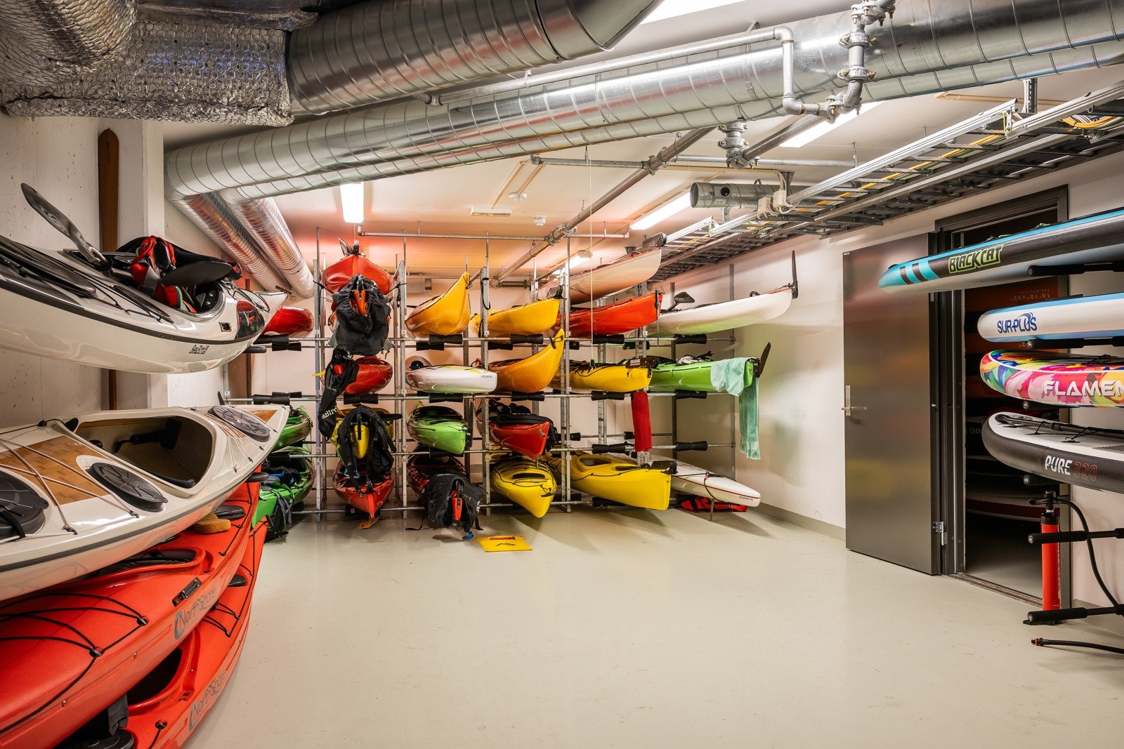 Sameiet har felles sykkelrom og kajakkbod med kajakkutleie. Seksjonen disponerer for øvrig en bod på ca. 5,5 kvm i -1. etasje. Galleribilde