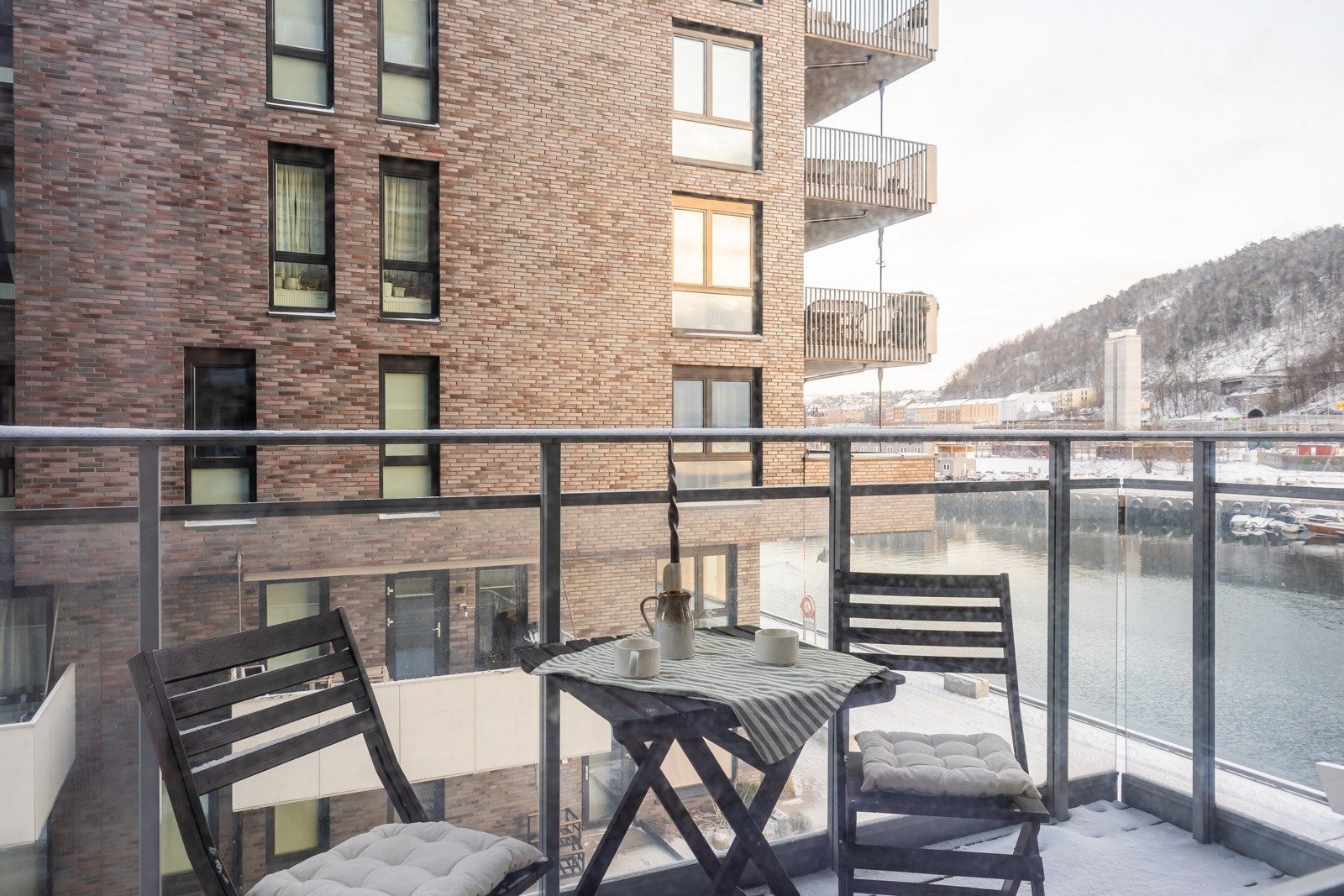 Soveromsbalkongen måler ca. 5 kvm. Begge balkongene har støpt dekke belagt med terrasebord. Galleribilde