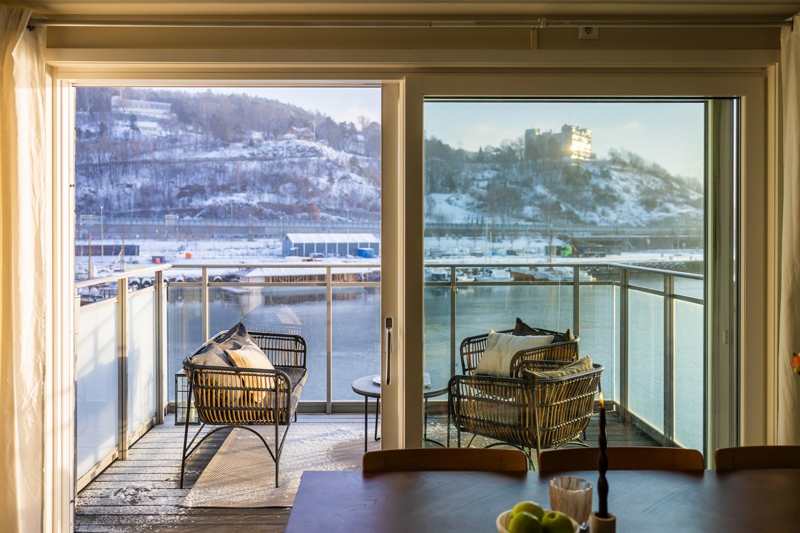 Stuen har utgang til den ene av boligens to balkonger, i tillegg til fransk balkong. Galleribilde