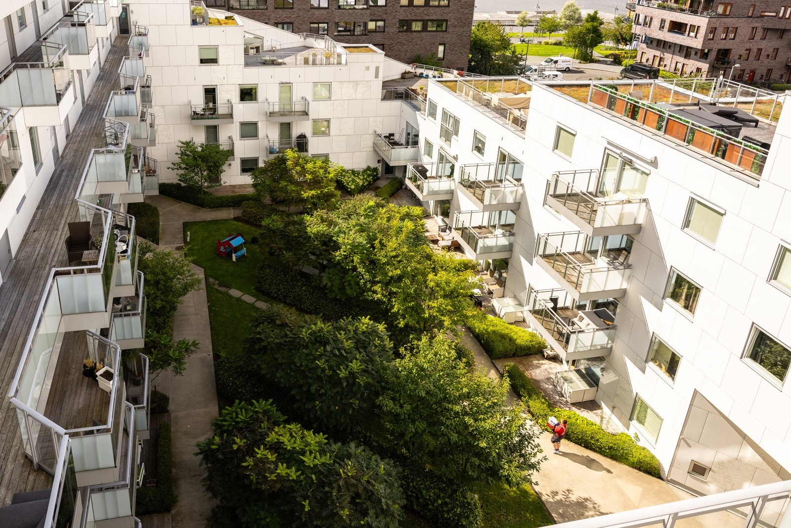 Pent opparbeidet gårdsrom i sameiet. Galleribilde