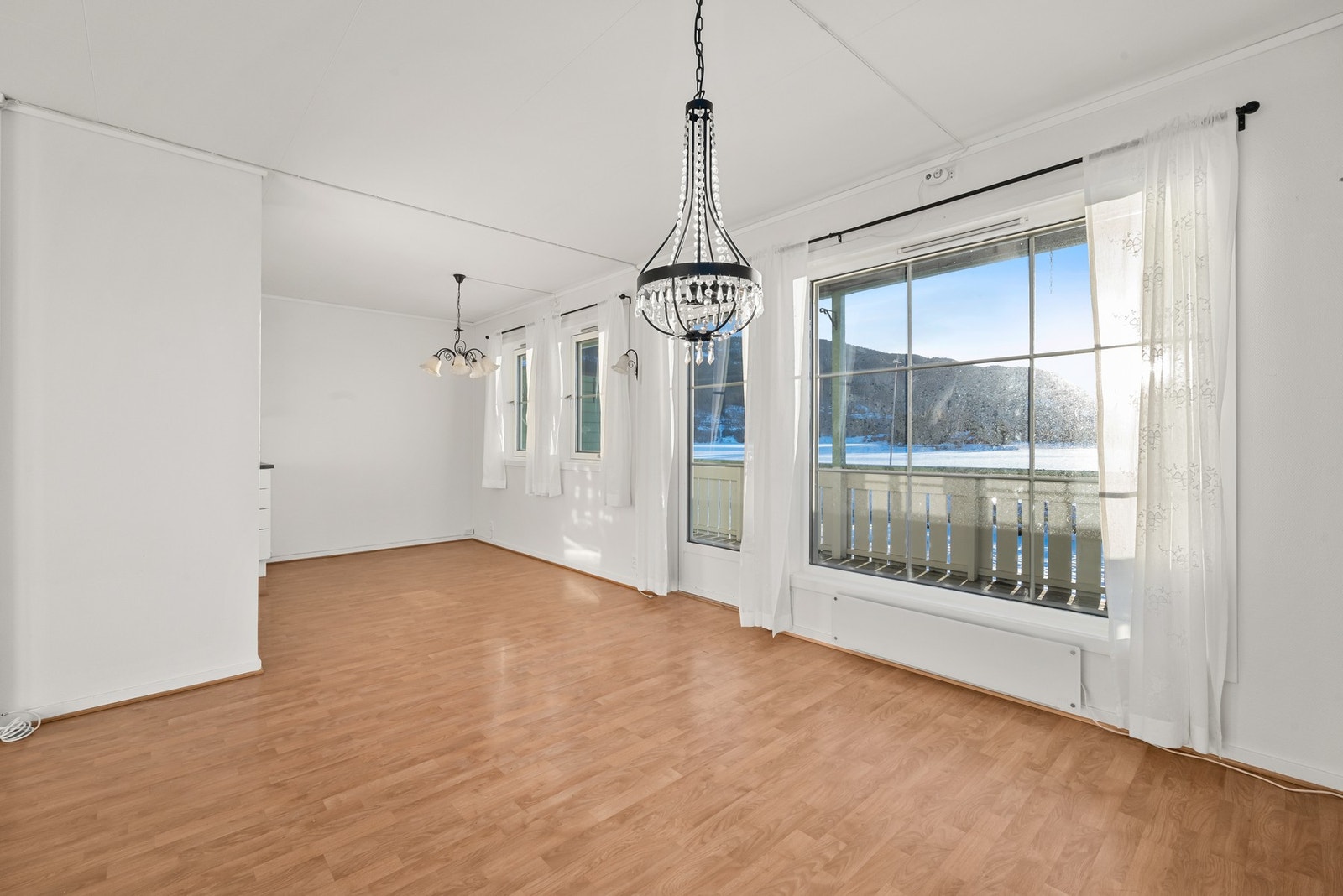 Leiligheten har store vindusflater og god utsikt. Galleribilde