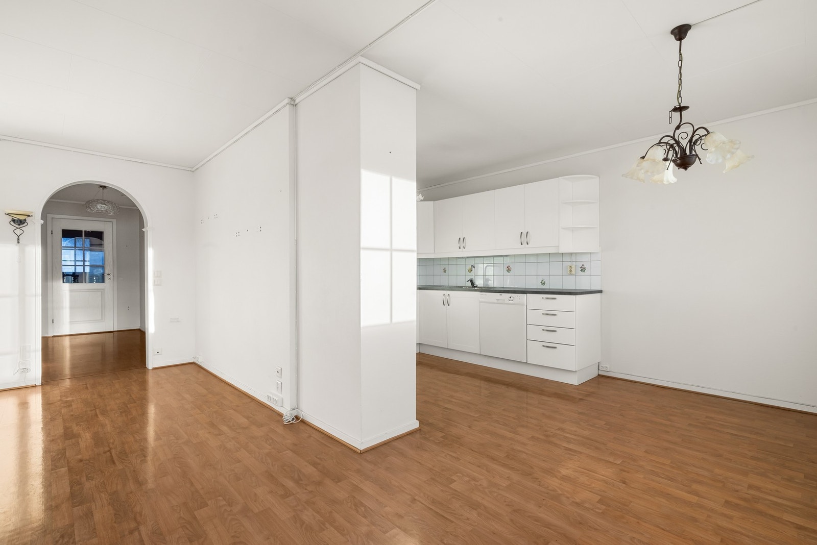 Kjøkken ligger delvis adskilt fra stue, slik at man får en god kjøkkenkrok. Galleribilde