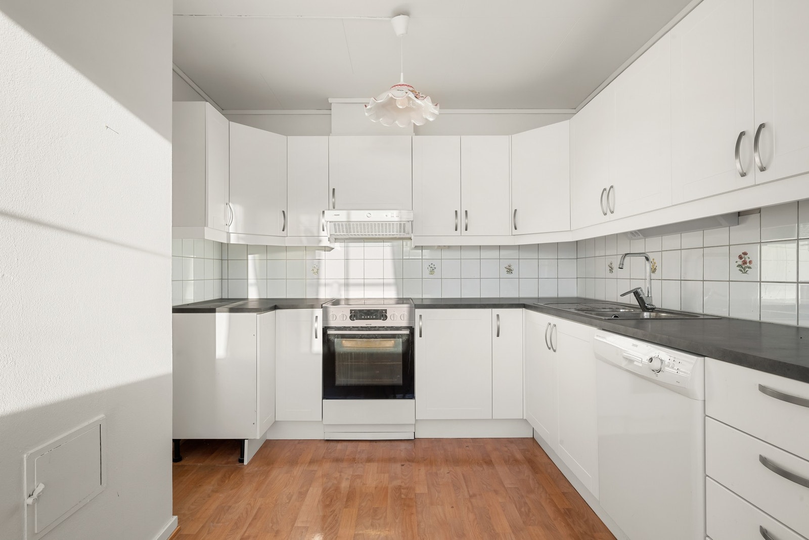 Kjøkkenet har rikelig med skap og benkeplass. Galleribilde