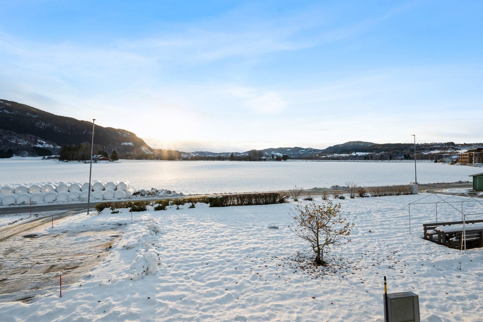 Balkongen byr på nydelig utsikt mot åpent landskap. Gode solforhold! Galleribilde