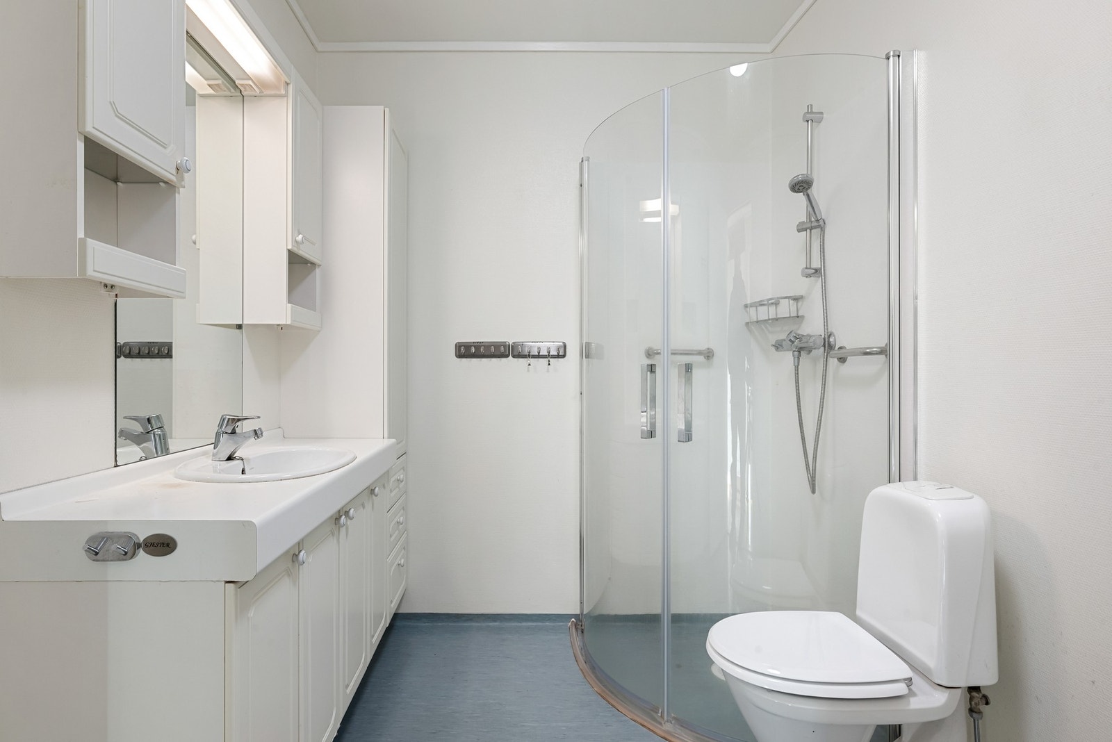 Badet er på 6 kvm og har varme i gulv samt oppslag for vaskemaskin. Galleribilde