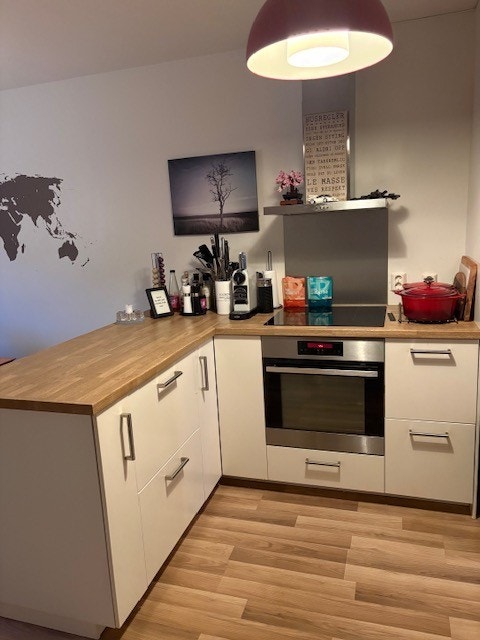 Stort kjøkken med spiseplass og hvitevarer. Galleribilde