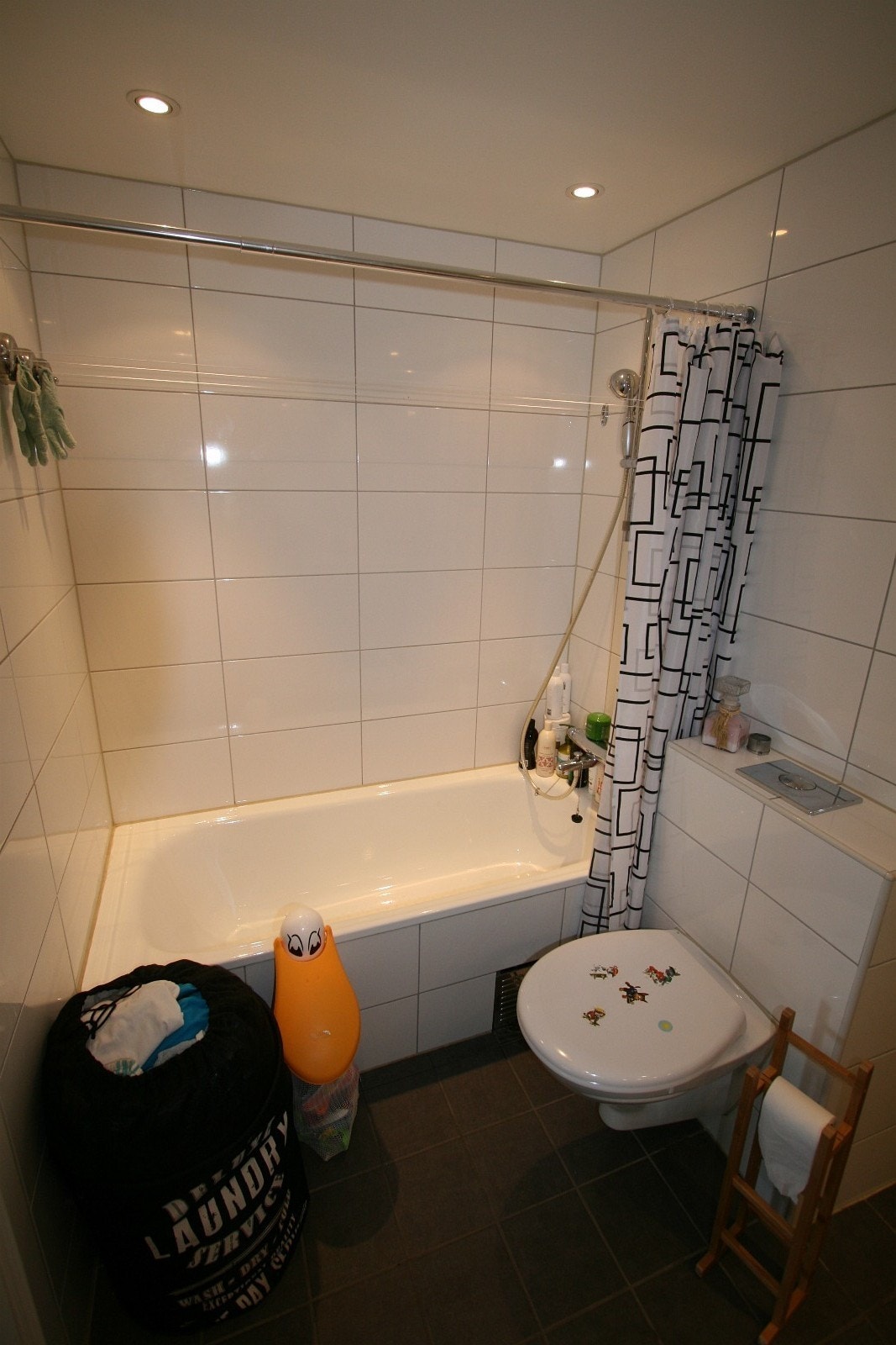 Romslig bad med badekar i tilknytning hovedsoverom og kjøkken. Galleribilde