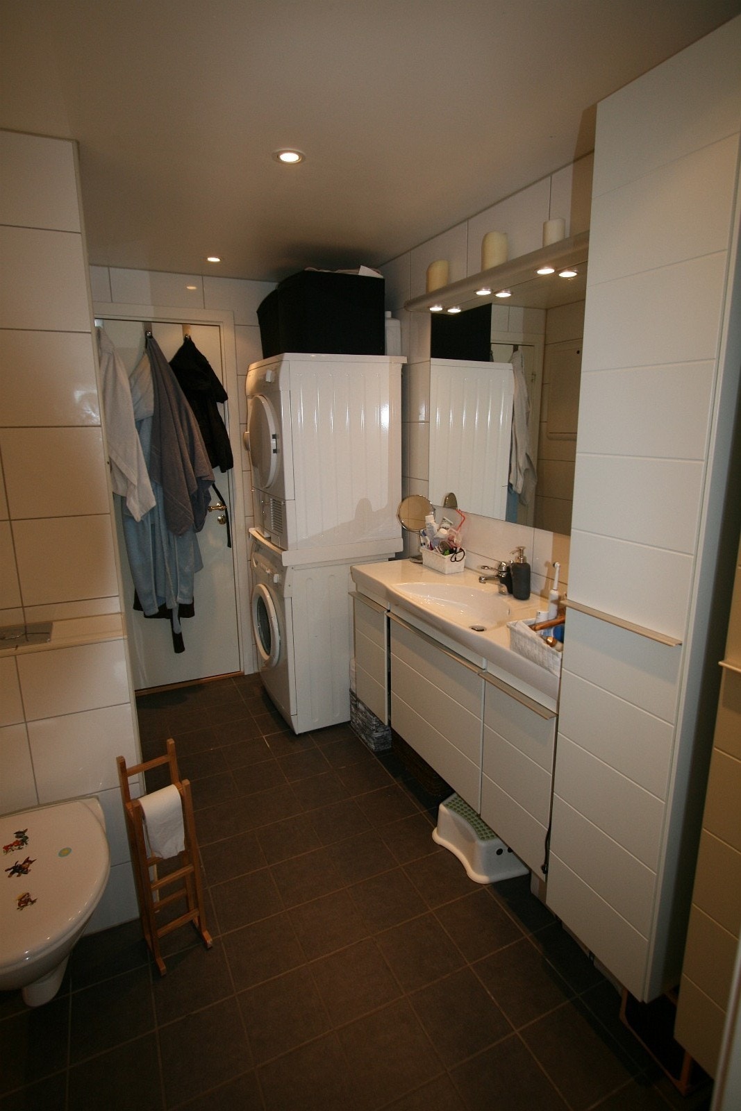 Romslig bad i tilknytning hovedsoverom og kjøkken. Galleribilde