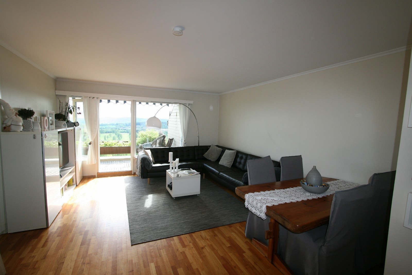 Romslig stue med godt lysinnslipp! Galleribilde