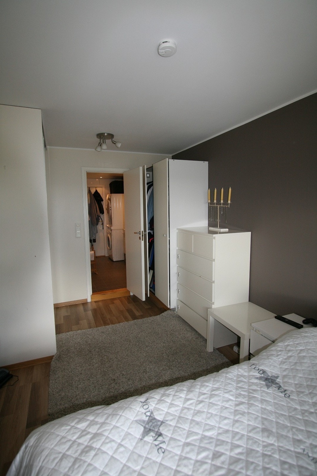 Stort hovedsoverom med direkte tilgang til bad. Galleribilde