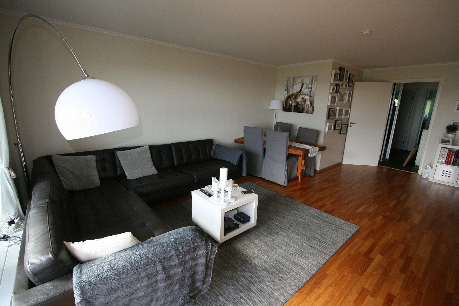 Romslig stue sett fra balkongdør. Galleribilde