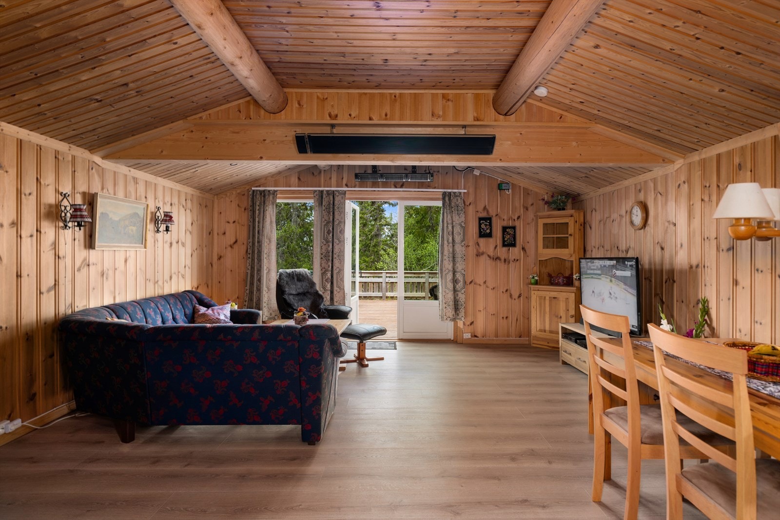 Stuen har utgang til en stor veranda og mulighet for å etablere ildsted Galleribilde