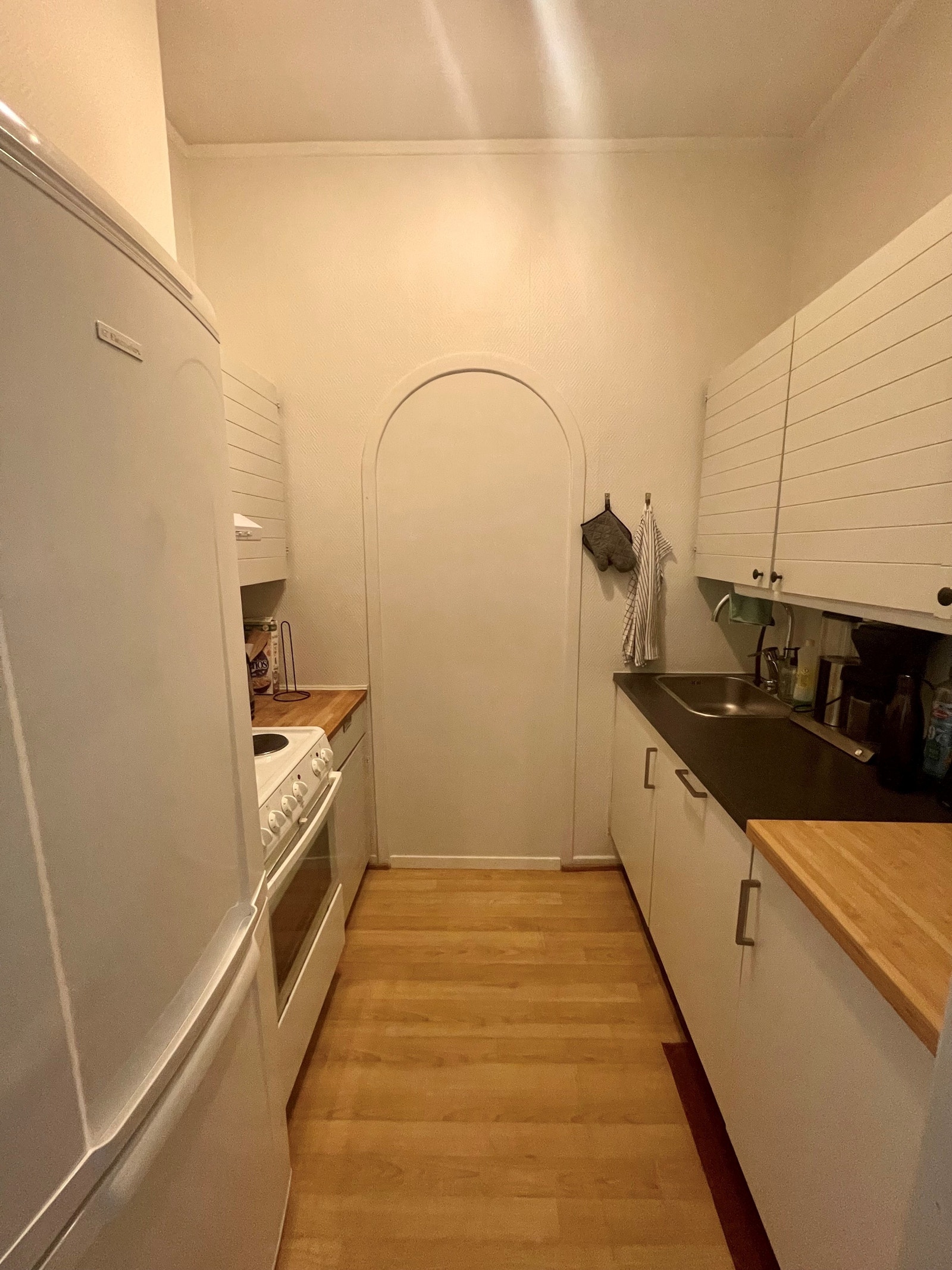 Hvitevarer som kjøleskap med fryser, komfyr og oppvaskmaskin er inkludert Galleribilde