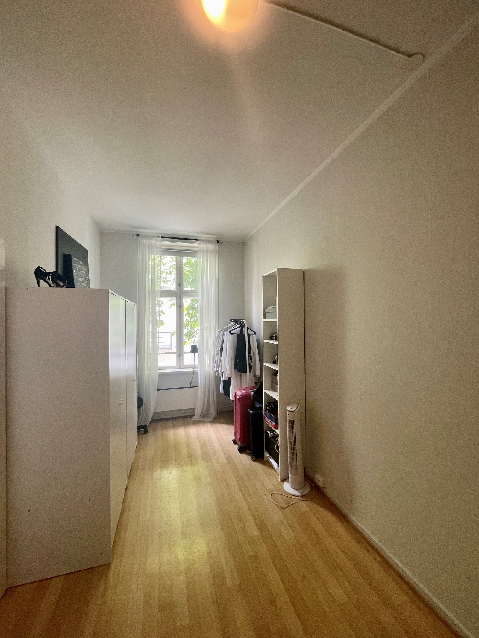 Vindu vender ut mot bakgård Galleribilde