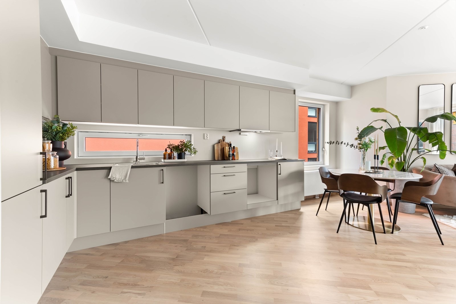 Frontene har en behagelig, grå/beige tone og benkeplaten står i stil til resten av rommet. Galleribilde