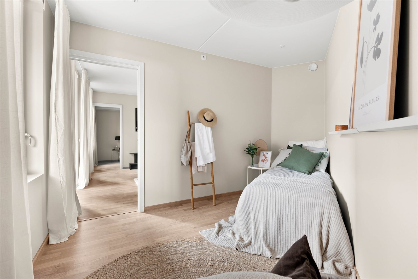 Soverom 2 også av fin størrelse og har det samme moderne uttrykket som hovedsoverommet, samt resten av leiligheten. Galleribilde