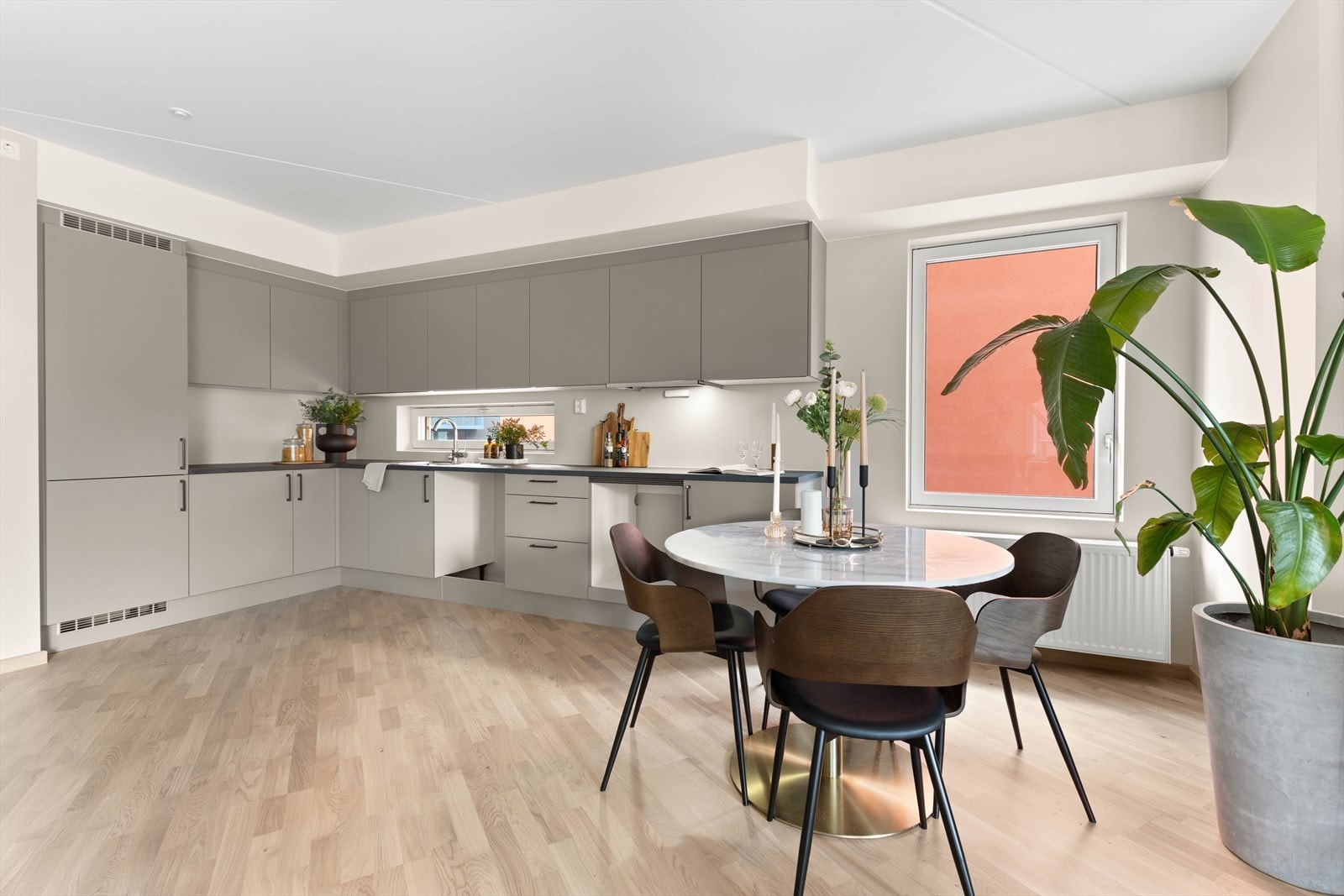 Kjøkkenet har et moderne uttrykk. Galleribilde