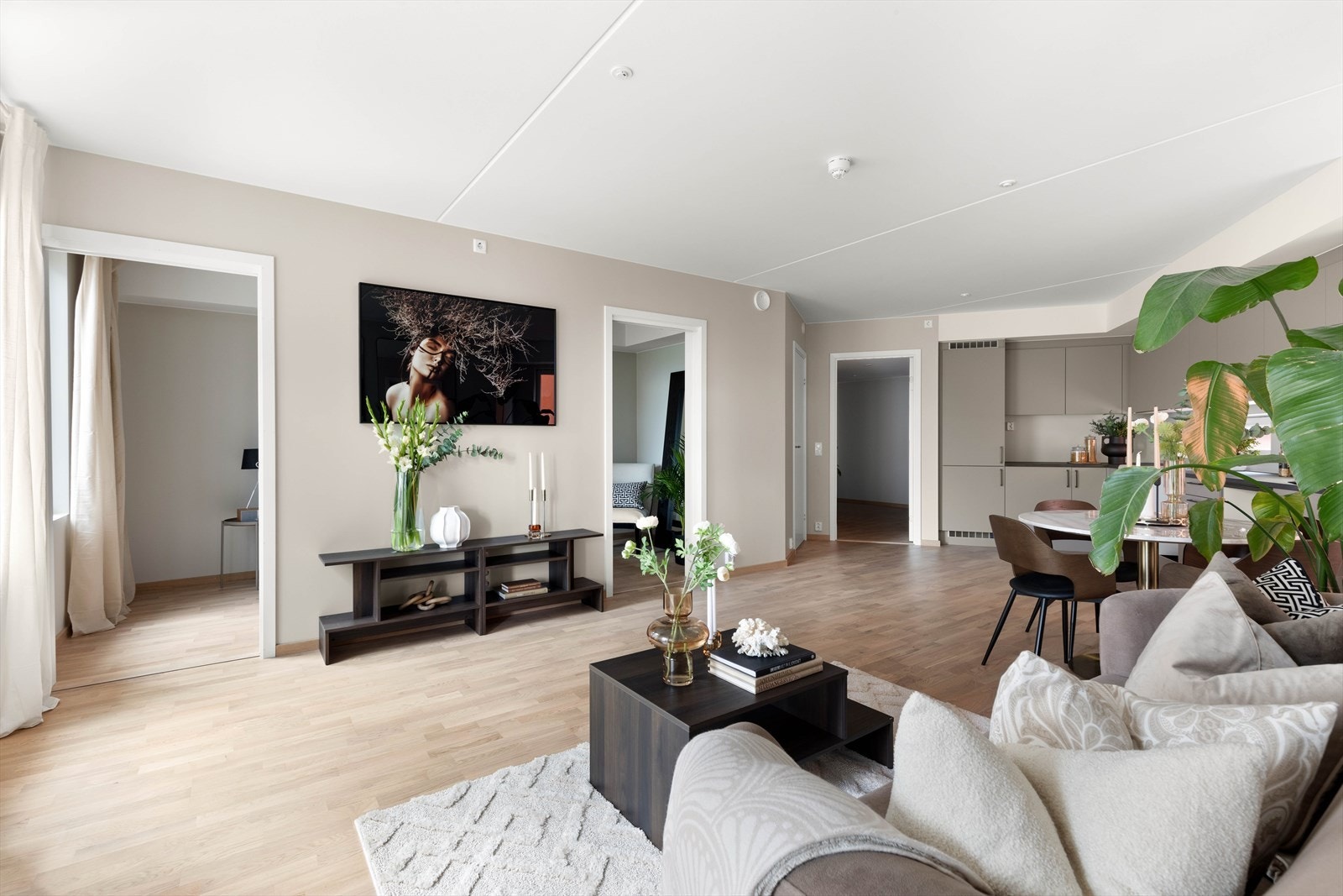 Fra stue er det direkte adgang til leilighetens to soverom, bod og entré. Galleribilde