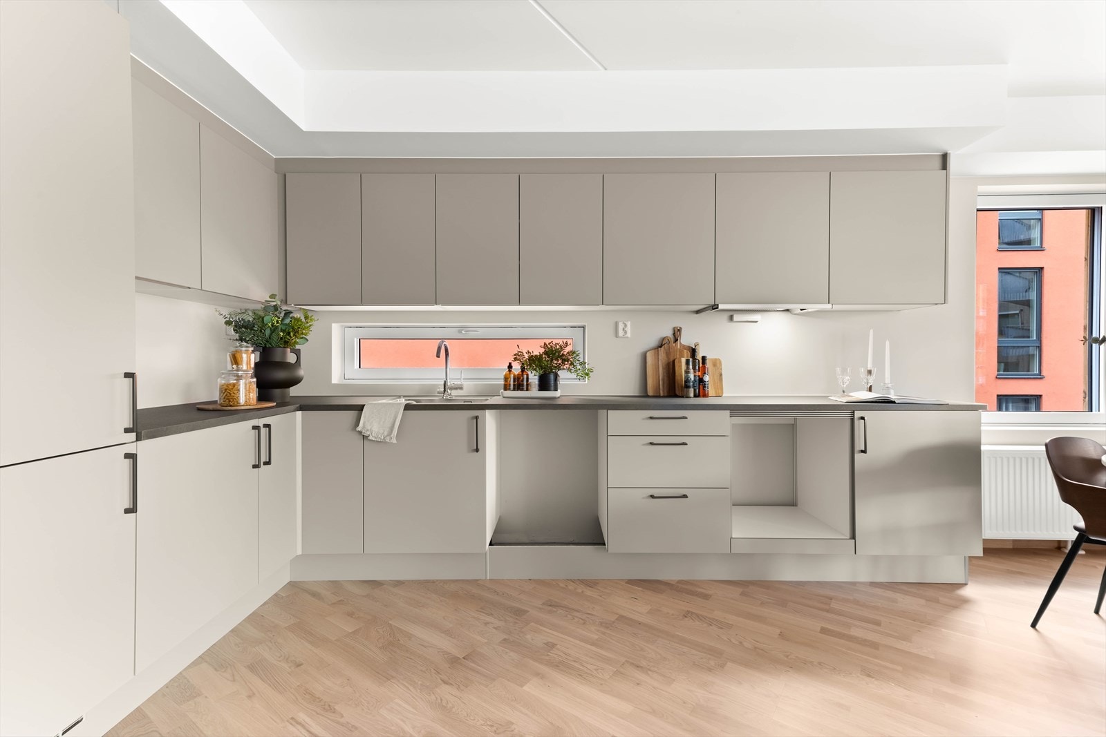 Det er også god benke- og oppbevaringsplass på kjøkkenet. Galleribilde