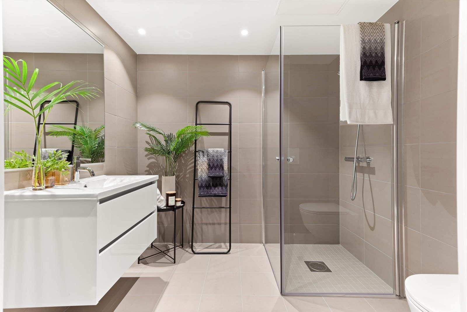 Det er moderne med store fliser både på vegger og gulv. Galleribilde