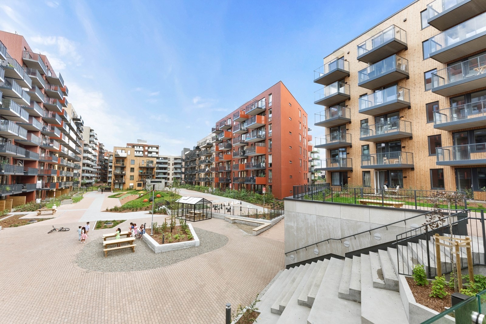 Utearealene byr på mange spennende aktiviteter, alt fra klatrevegg og lekeplasser til koselige kaféer og bakeri. Galleribilde