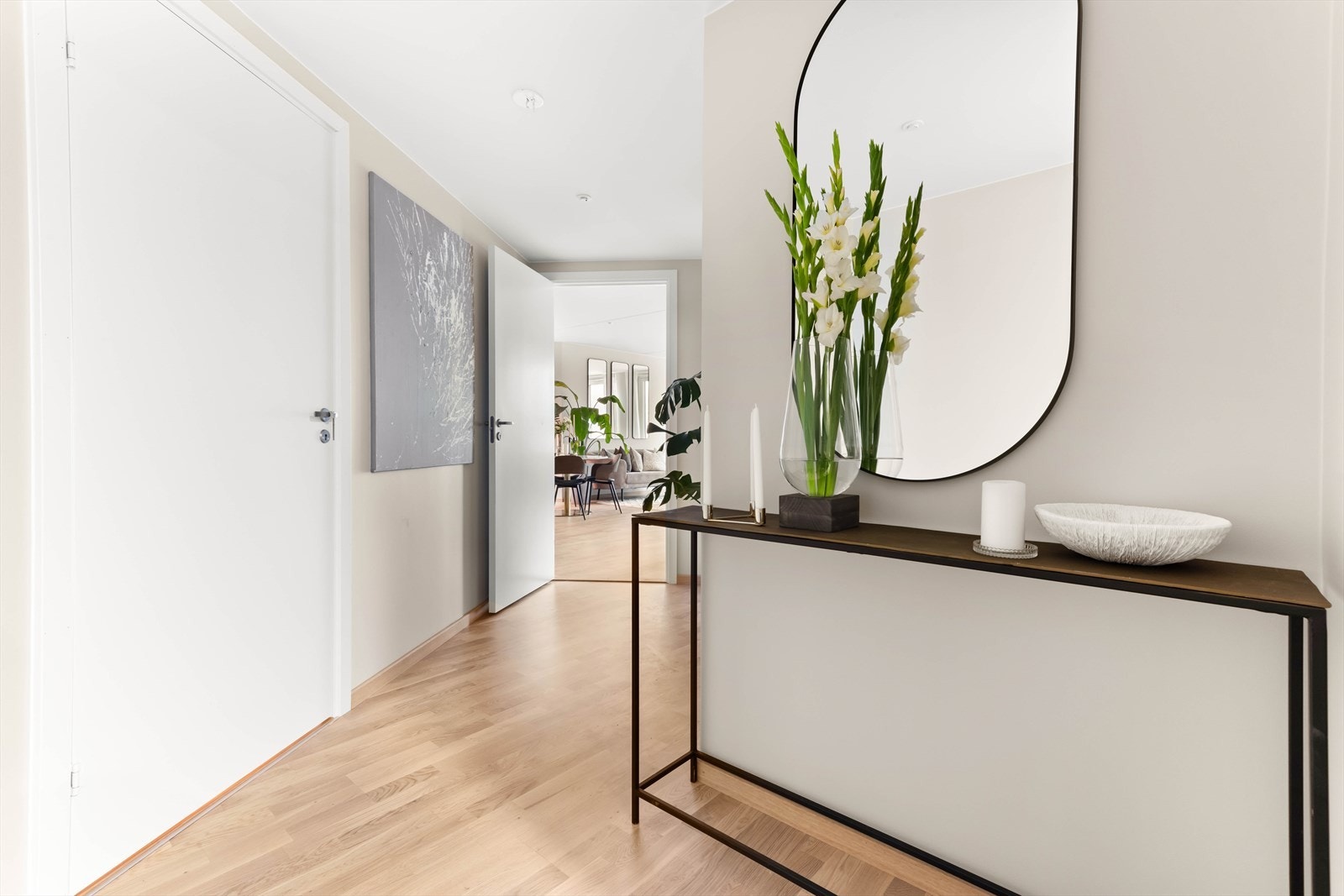 Entréen er innbydende og sørger for et godt første inntrykk. Her har man god plass til skohyller og annet man måtte trenge. Galleribilde