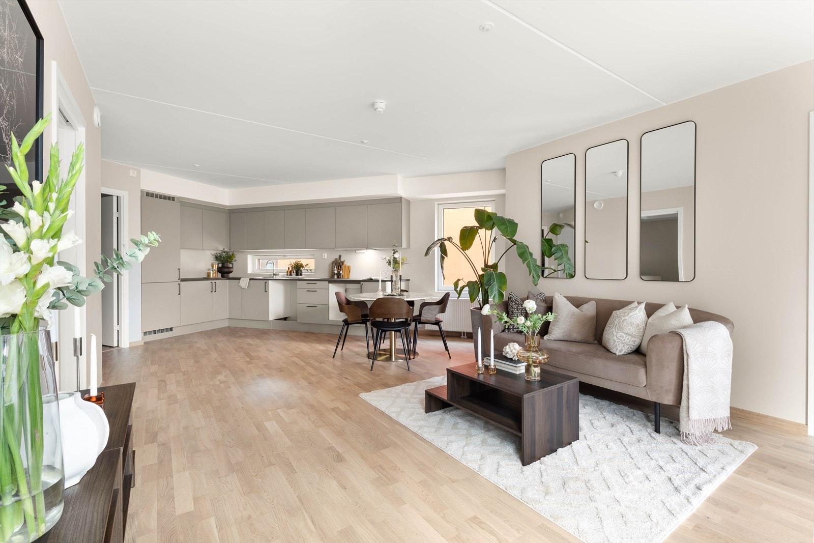 I stue/kjøkken får man plass til både sofagruppe og spisebord. Galleribilde