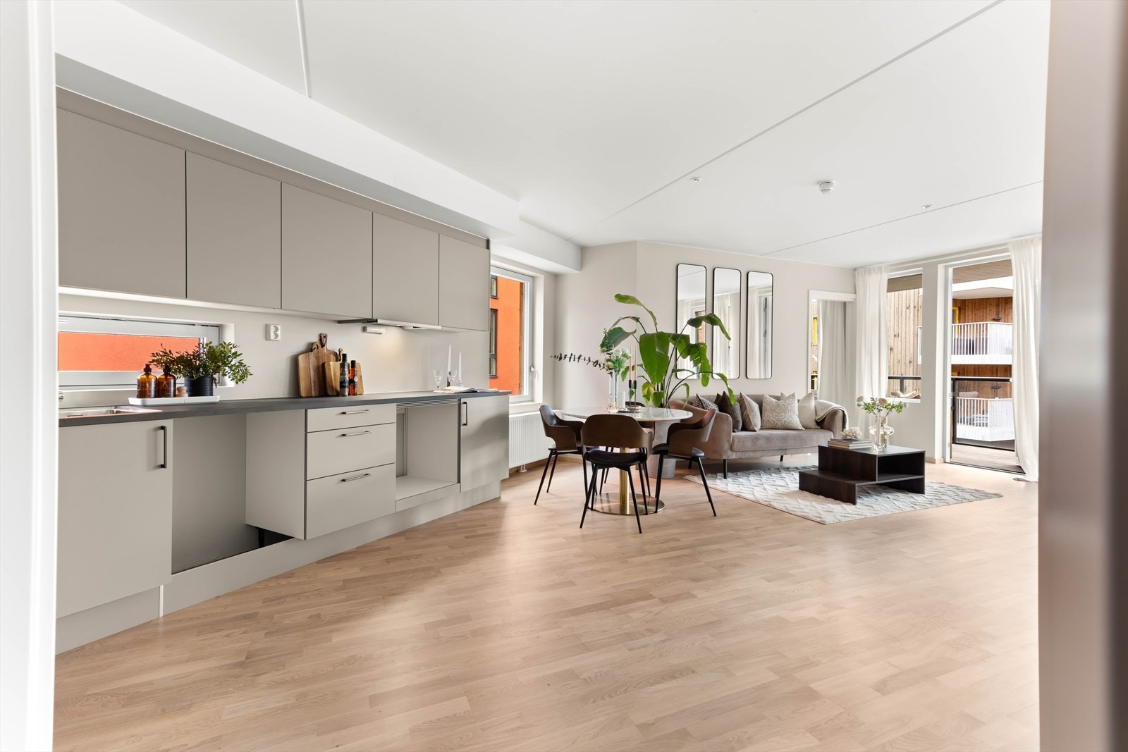 Leiligheten har åpen stue/kjøkken løsning, et perfekt sosialt oppholdsrom. Galleribilde