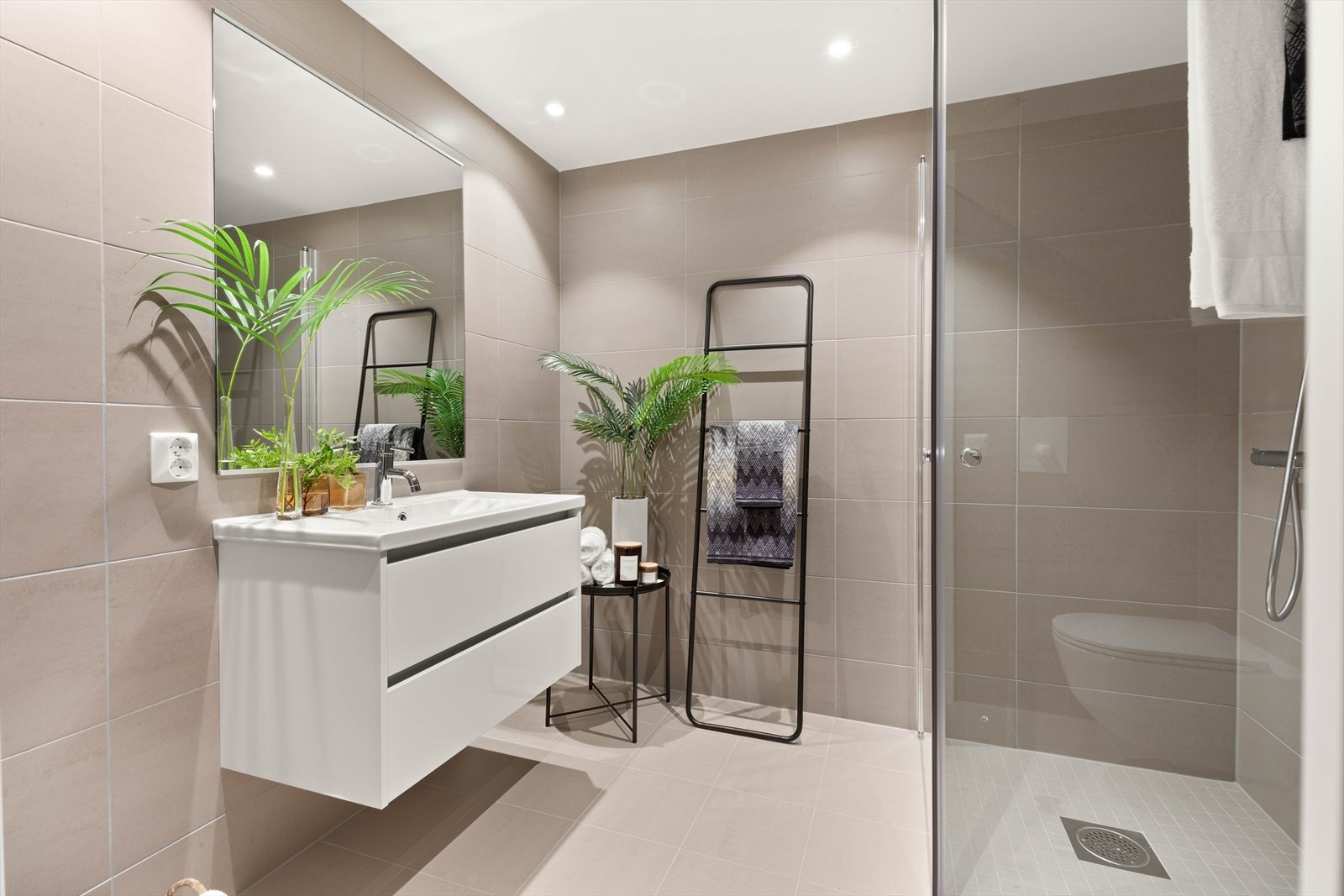 Badet er lekkert utført og står i stil til resten av leiligheten. Galleribilde