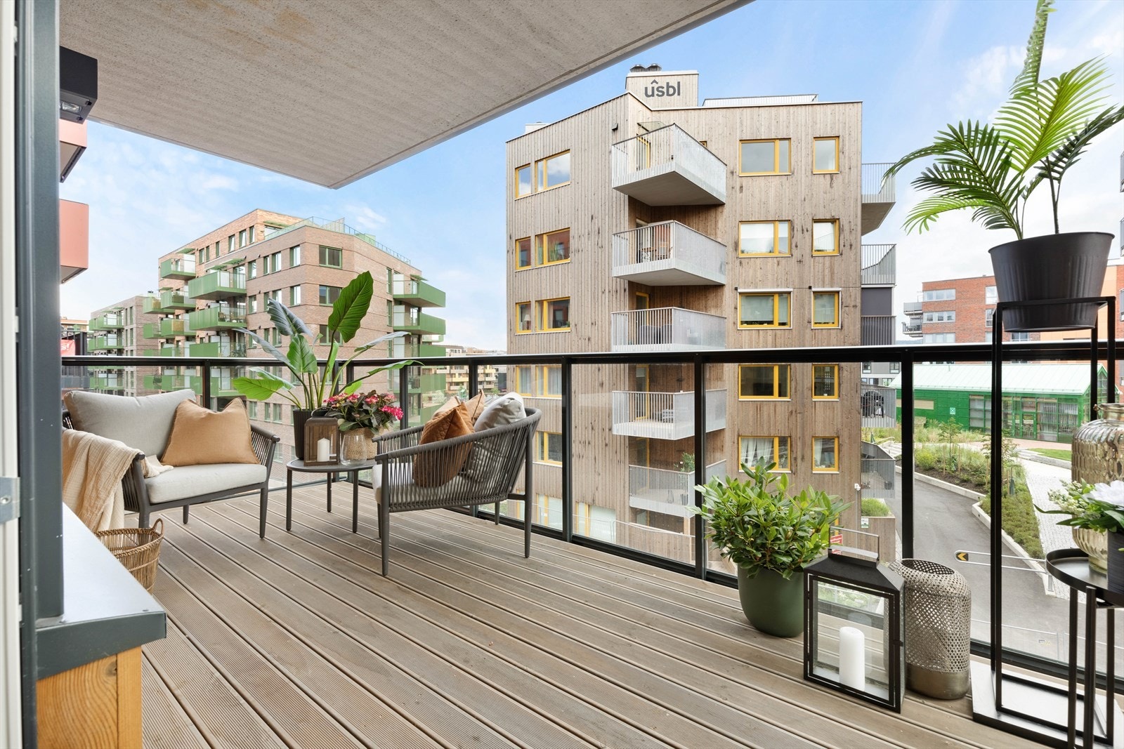 Her har du "alt" i gangavstand fra boligen. Blant annet buss, skoler, barnehage, matbutikker og lignende. Galleribilde