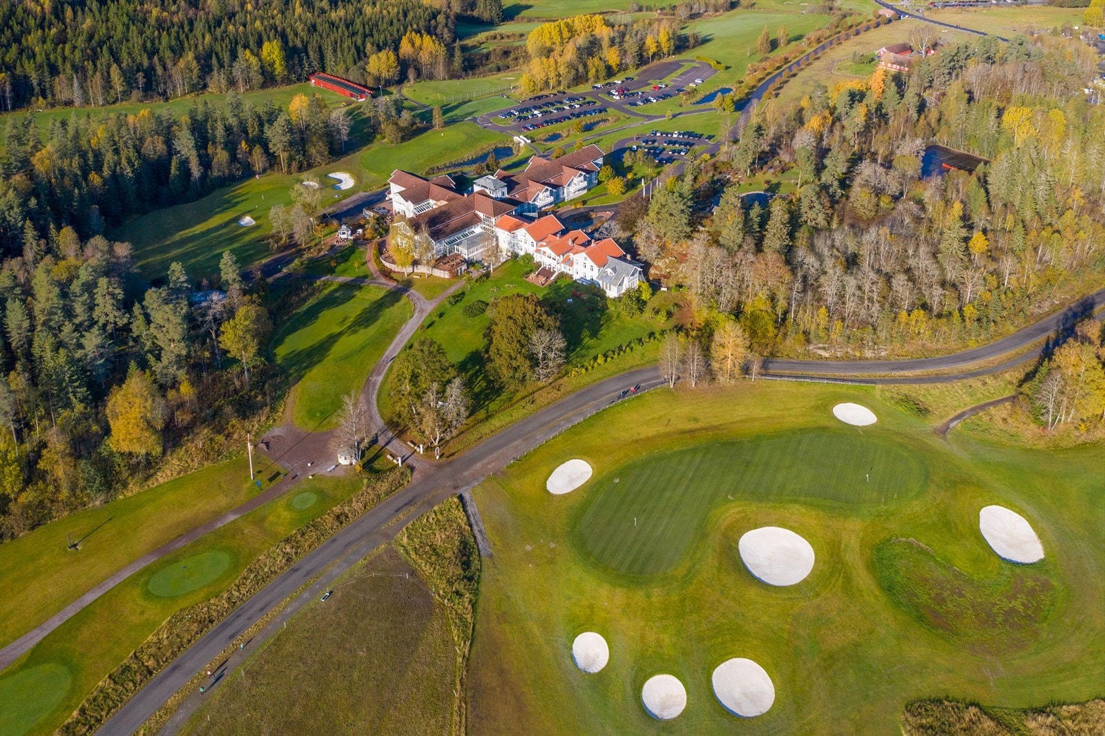 Losby Gods og golfbane ligger en liten kjøretur unna og er et meget populært tur- og rekreasjonsområde. Galleribilde