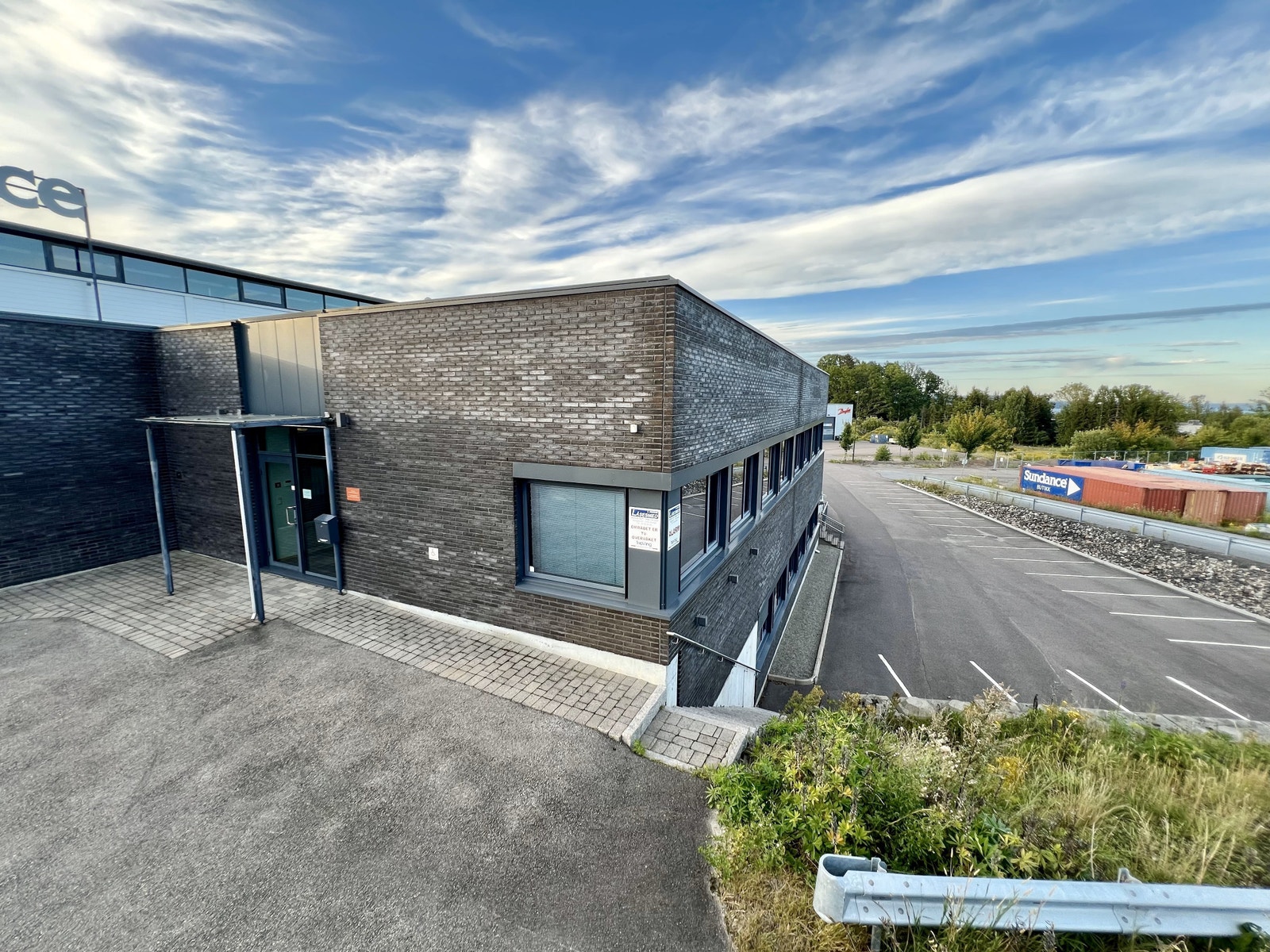 Inngangsparti med parkeringplass Galleribilde