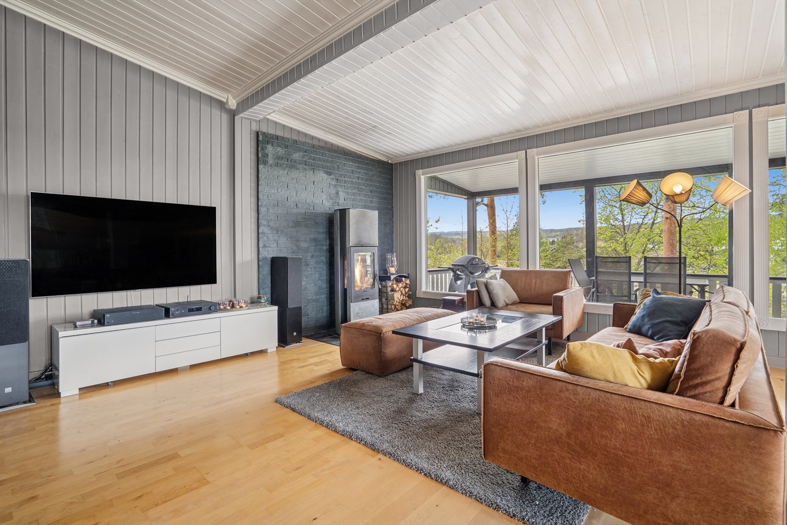 Stuen varmes opp med varmepumpe og vedovn. Galleribilde