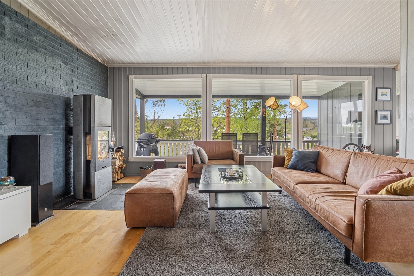 Stuen er delt inn i flere soner - perfekt oppholdsrom til å samle familie og gjester. Galleribilde