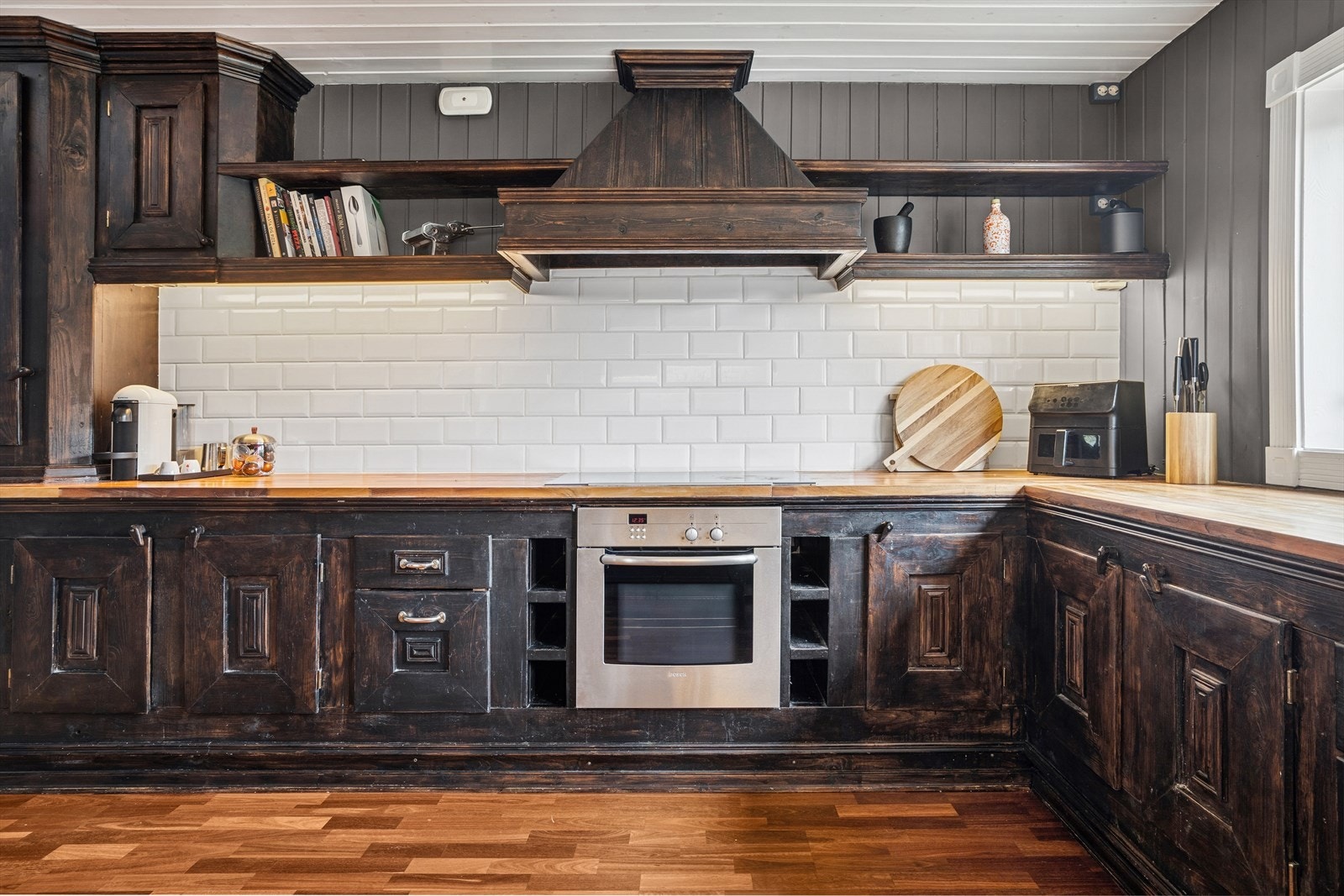 Kjøkkenet har integrert komfyr, platetopp og oppvaskmaskin. Galleribilde