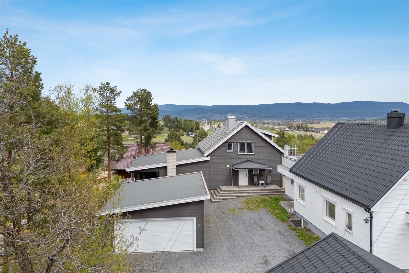 Parkering i garasje og gårdsplass. Galleribilde