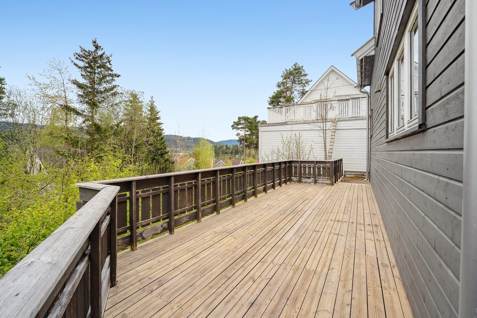 Det er terrasse rundt mesteparten av boligen. Galleribilde