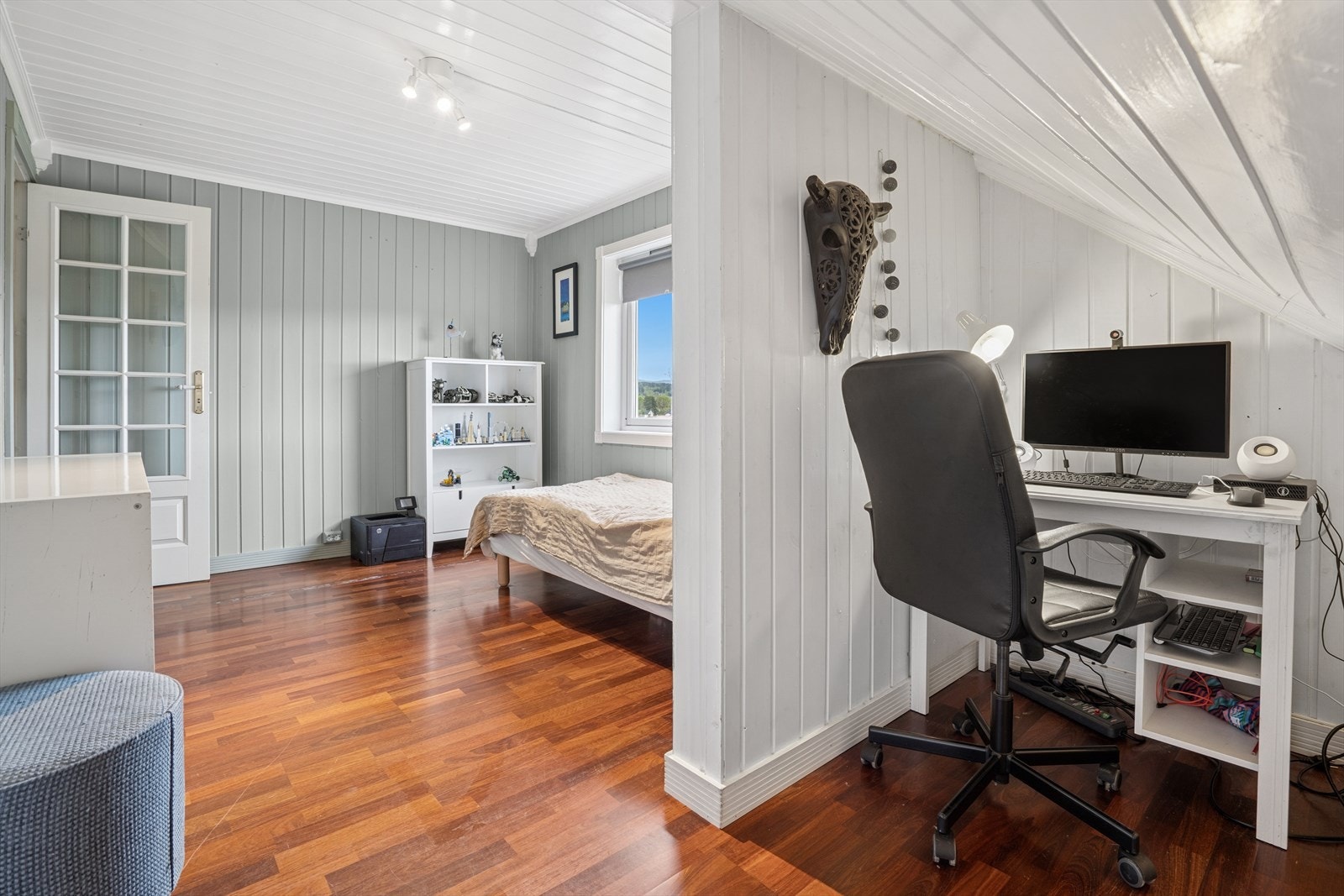 Soverom 3 med egen sone for kontor. Galleribilde