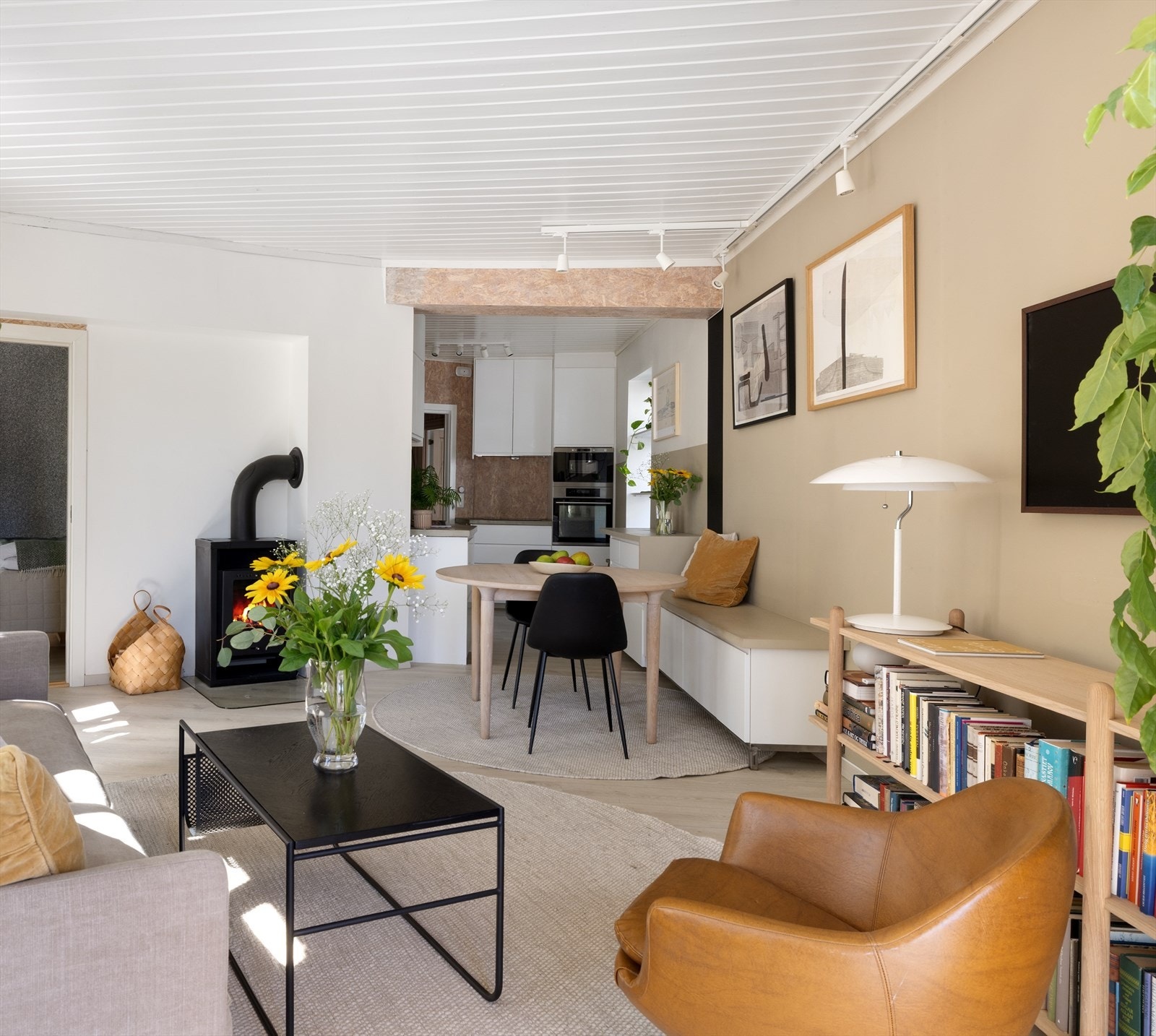 Det er gode vindusflater i alle rom i denne leiligheten. Vinduet på kjøkkenet er utnyttet med åpne hyller Galleribilde