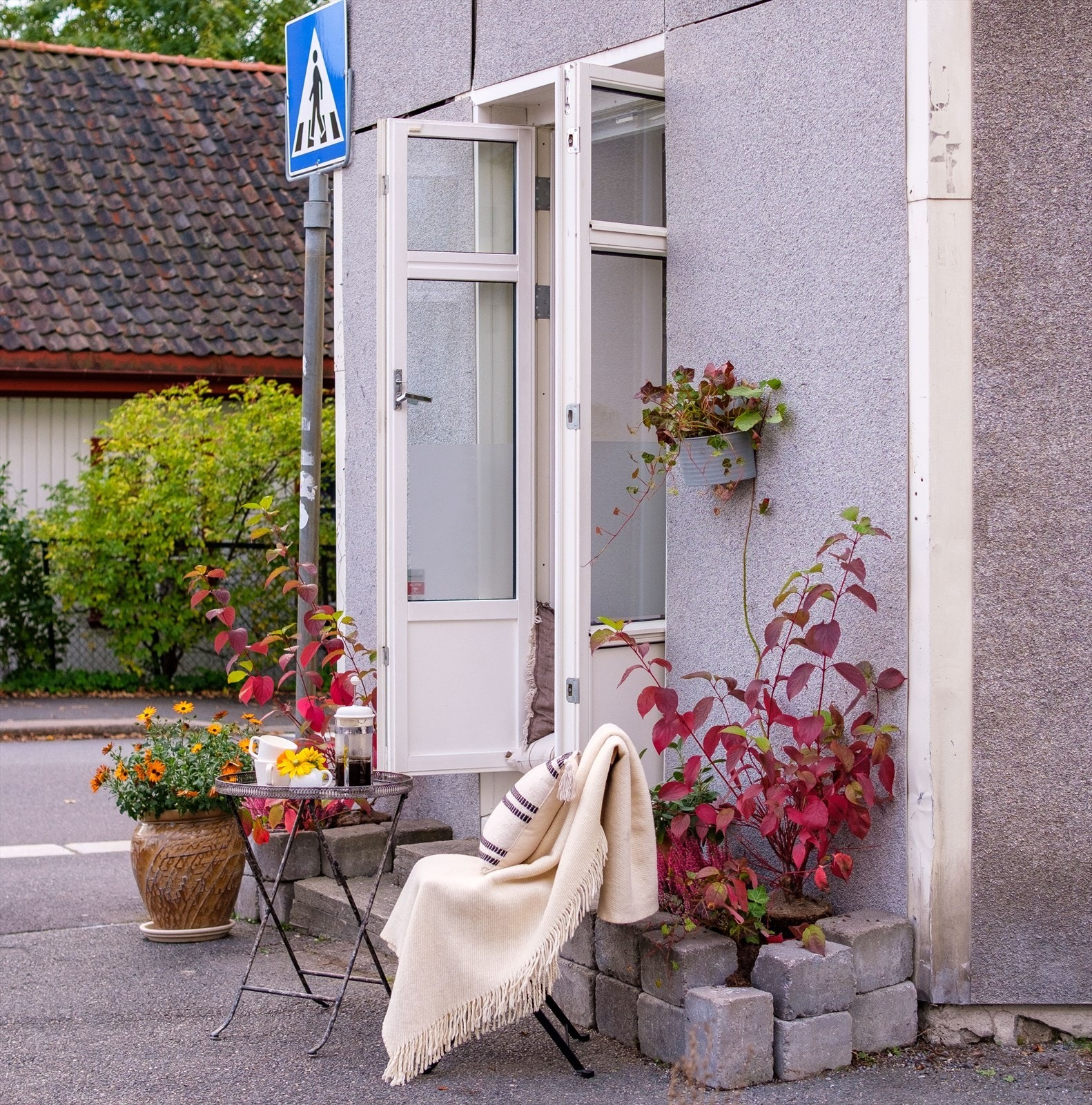 Hva med å nyte dagens første kaffekopp her, i sola på trappen utenfor leiligheten? Leiligheten ligger fint til blant gamle trehus, i en sjarmerende, stille gate Galleribilde